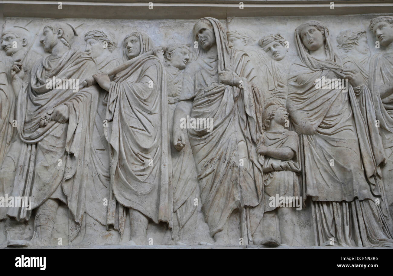 L'Italia. Roma. Ara Pacis Augustae. Altare dedicato a pax. 13-9 BC. Processionale fregio. Agrippa e gruppo di famiglia. Foto Stock