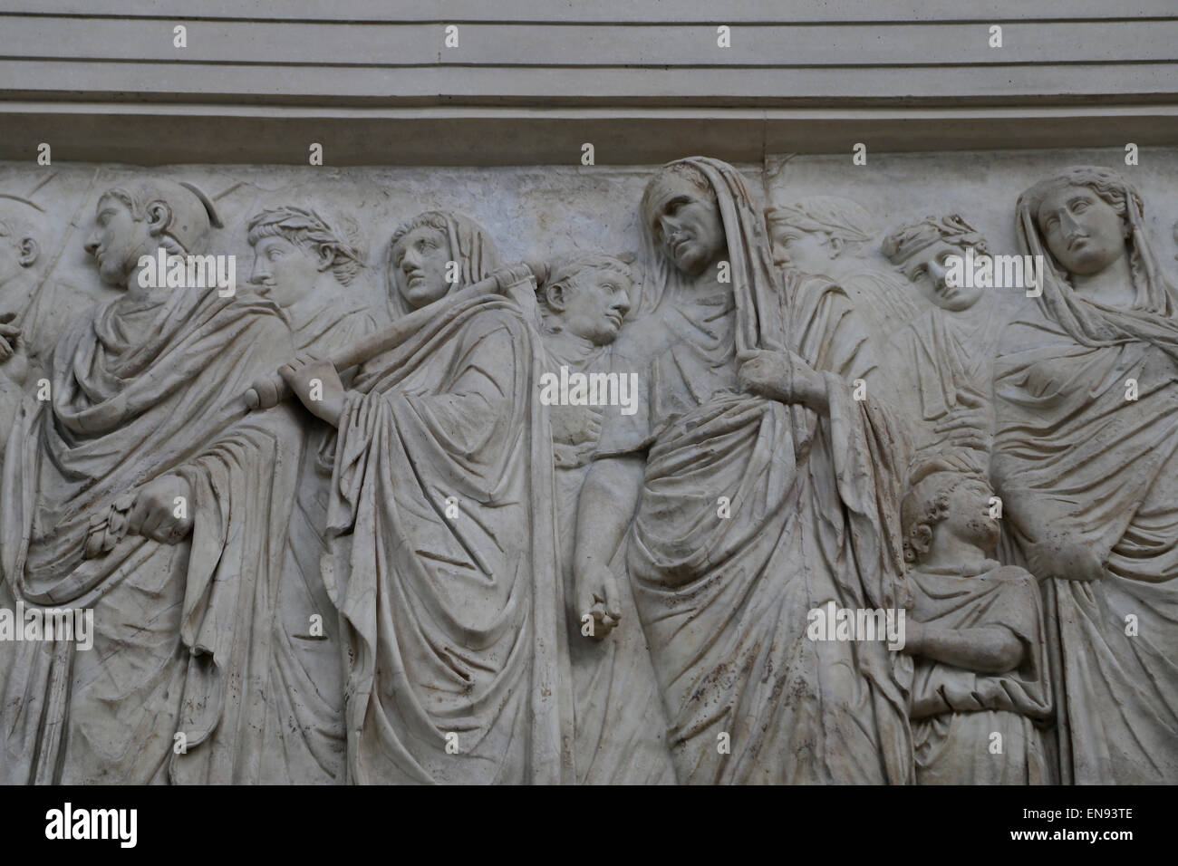 L'Italia. Roma. Ara Pacis Augustae. Altare dedicato a pax. 13-9 BC. Processionale fregio. Agrippa e gruppo di famiglia. Ufficiali della Foto Stock