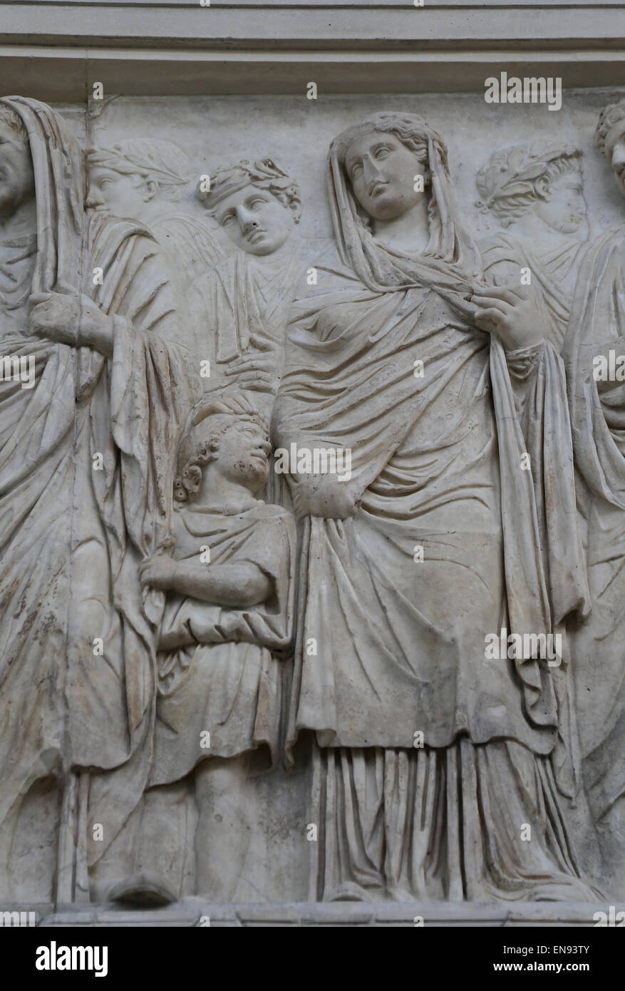 L'Italia. Roma. Ara Pacis Augustae. Altare dedicato a pax. 13-9 BC. Processionale fregio. Bambino Gaio Cesare (20BC-21AD) e Livia. Foto Stock