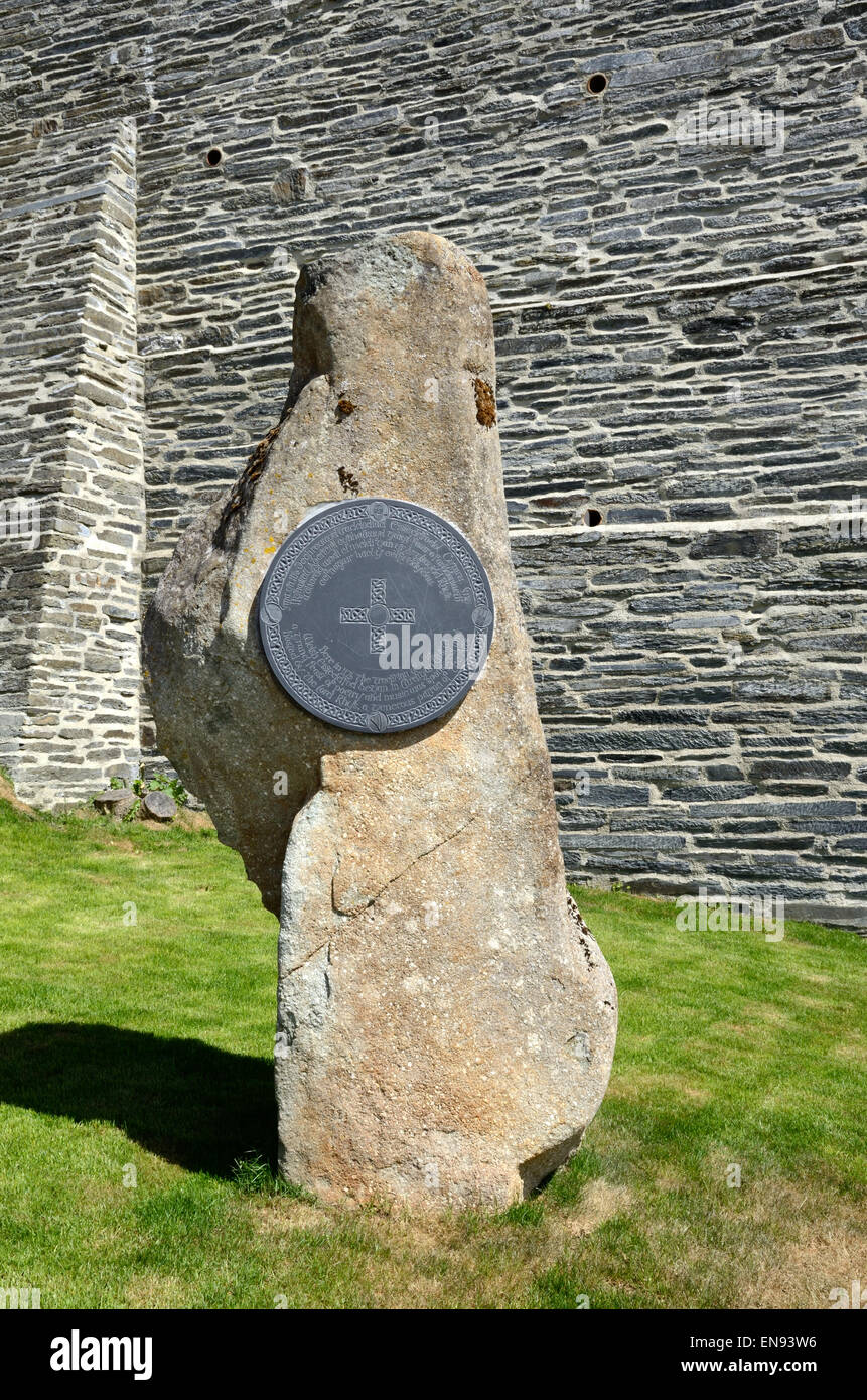 Una lapide commemorativa e esterno in pietra ristrutturato Cardigan Castello pareti di pietra Ceredigion nel Galles Cymru REGNO UNITO GB Foto Stock