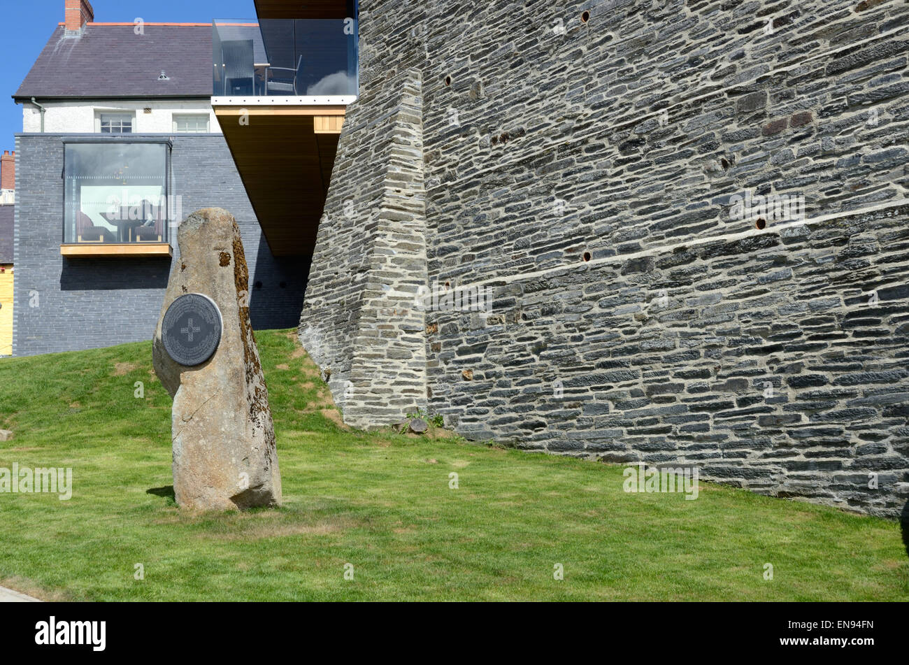Parte di Cardigan delle mura del castello di contrasto con il vetro e ardesia ristorante Ceredigion nel Galles Cymru REGNO UNITO GB Foto Stock