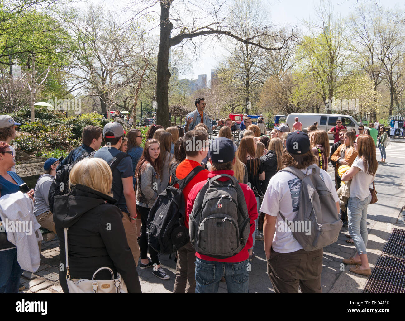 Un gruppo di giovani con una guida turistica al di fuori del Central Park di New York, Stati Uniti d'America Foto Stock