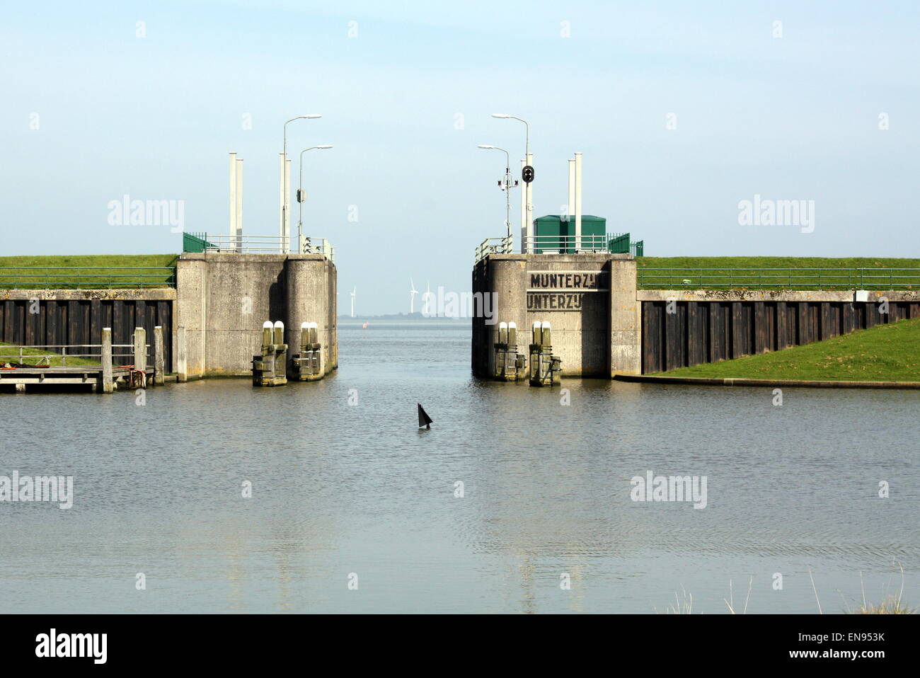 Vecchio aprire cancelli di blocco in Rermunterzijl. Paesi Bassi Foto Stock