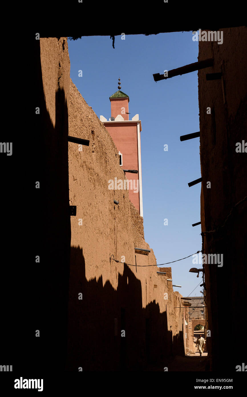 Vicolo, uomo e minareto. Tamegroute. Il Marocco. Africa Foto Stock