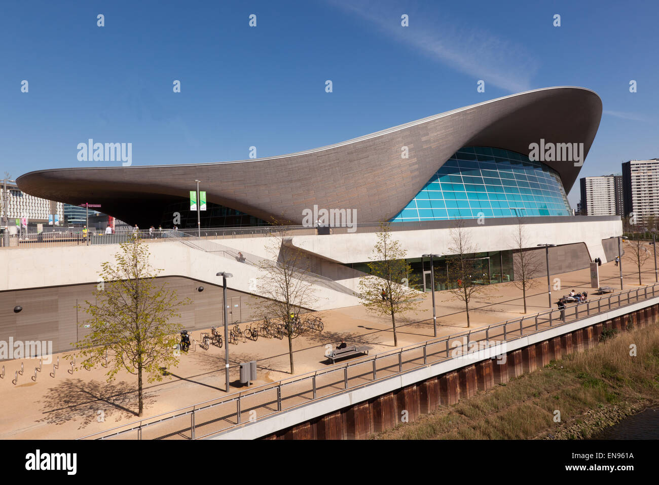 Vista del London Aquatics Centre, dall'altra parte del fiume Lee, nel Parco Olimpico Queen Elizabeth II. Foto Stock