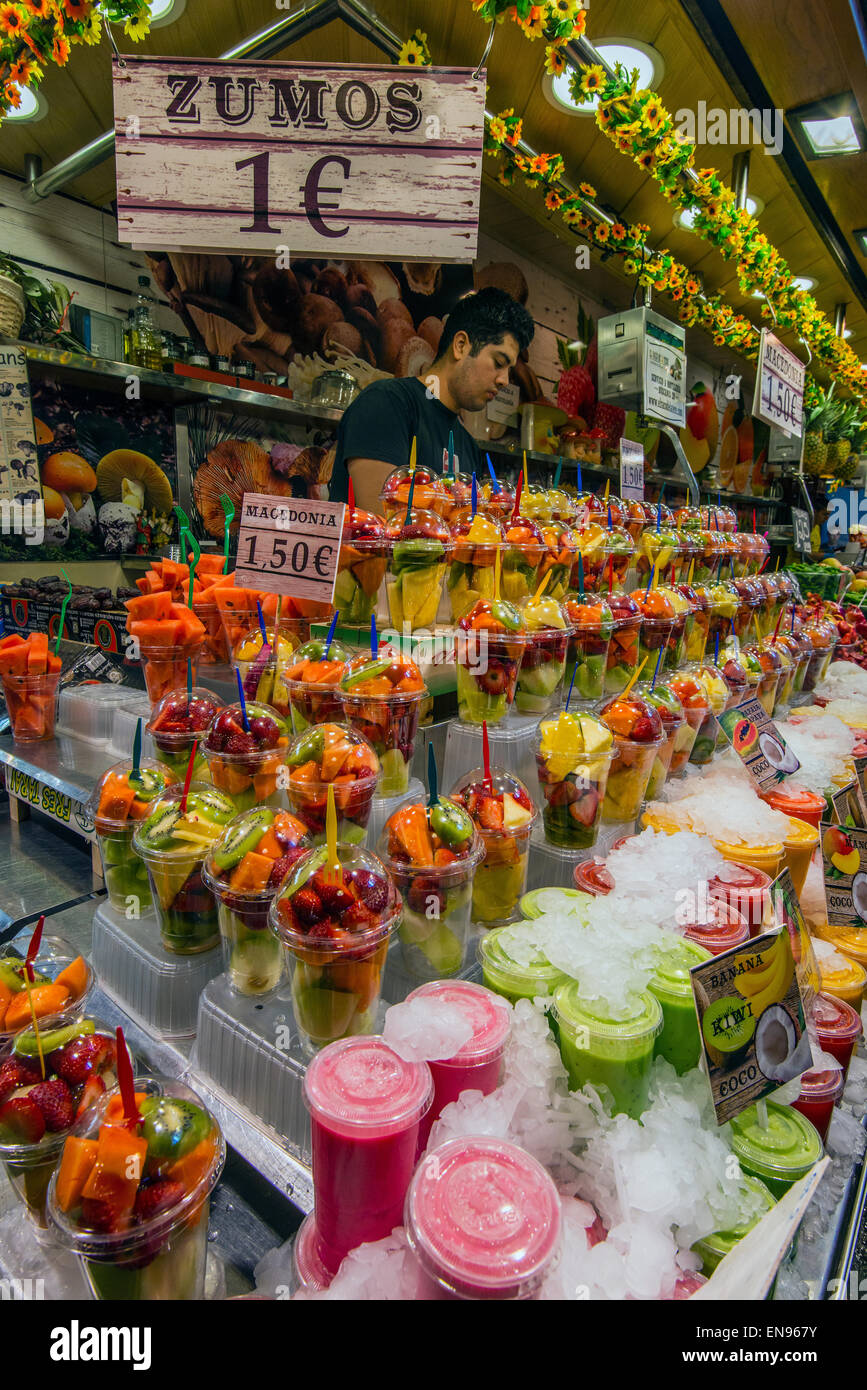 Colorato e freschi succhi di frutta in stallo al mercato La Boqueria, Barcellona, in Catalogna, Spagna Foto Stock