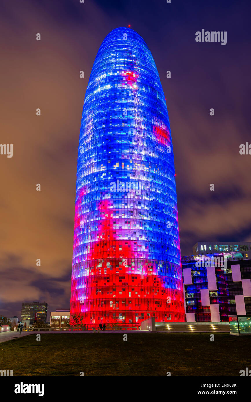 Vista notturna della Torre Agbar grattacielo progettato dall architetto francese Jean Nouvel, Barcellona, in Catalogna, Spagna Foto Stock