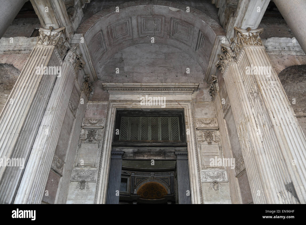 L'Italia. Roma. Pantheon. Tempio romano. Ii secolo D.C. Sotto il portico. Foto Stock