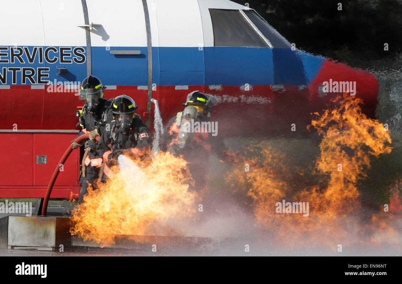 (150430) -- VANCOUVER, Aprile 30, 2015 (Xinhua)--I pompieri spengono le fiamme durante un addestramento di emergenza esercizio all'Aeroporto Internazionale di Vancouver a Vancouver, Canada, 29 aprile 2015. Aeroporto Internazionale di Vancouver ha ospitato un'emergenza esercitazione, la simulazione di un incidente aereo avvenuto in aeroporto per la pratica dei piani di risposta alle emergenze con le diverse parti. Più di 600 partecipanti di 30 agenzie sono stati coinvolti nell'esercizio. (Xinhua Liang/sen)(azp) Foto Stock