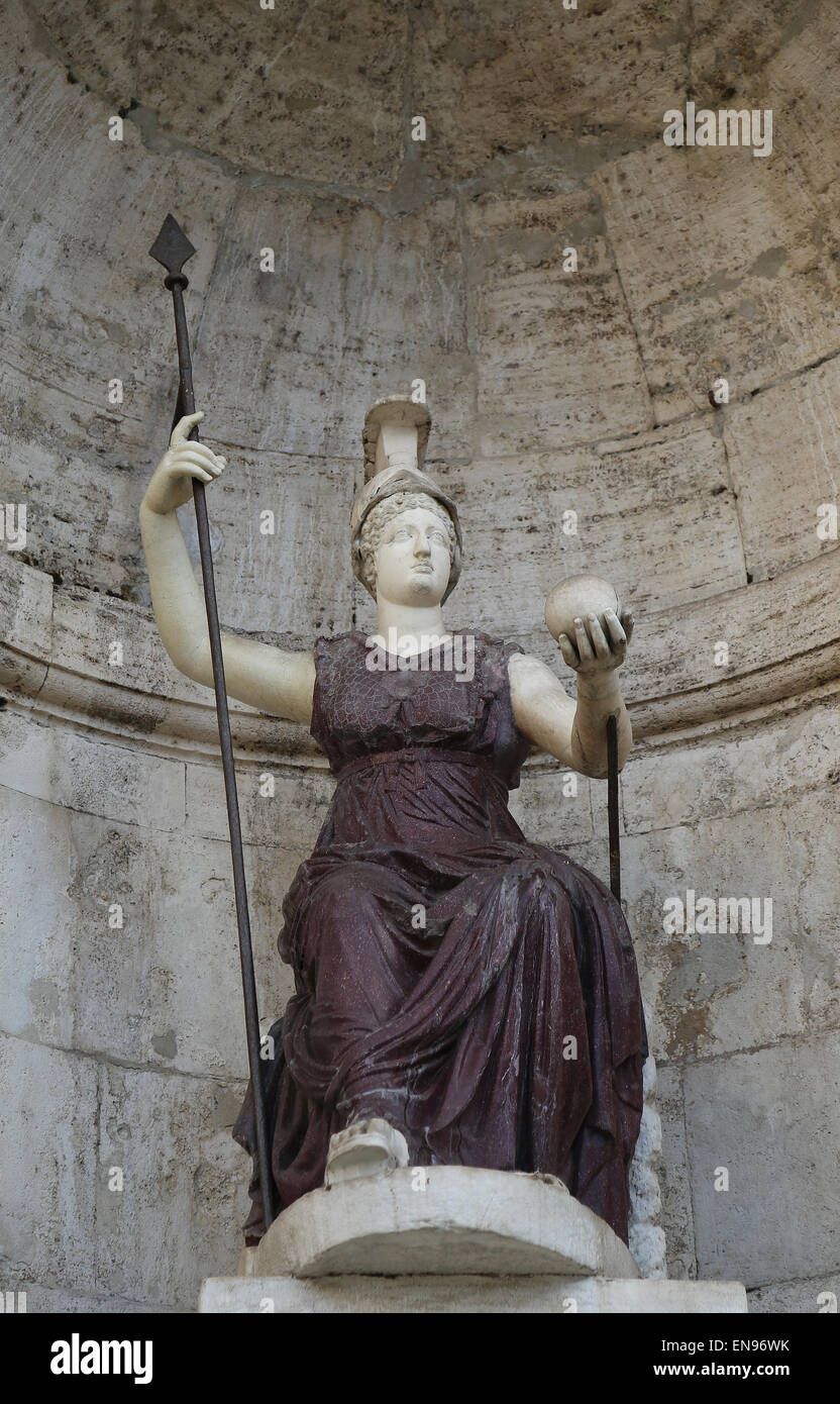 L'Italia. Roma. Il Campidoglio. Statua di Minerva, dea romana. Foto Stock