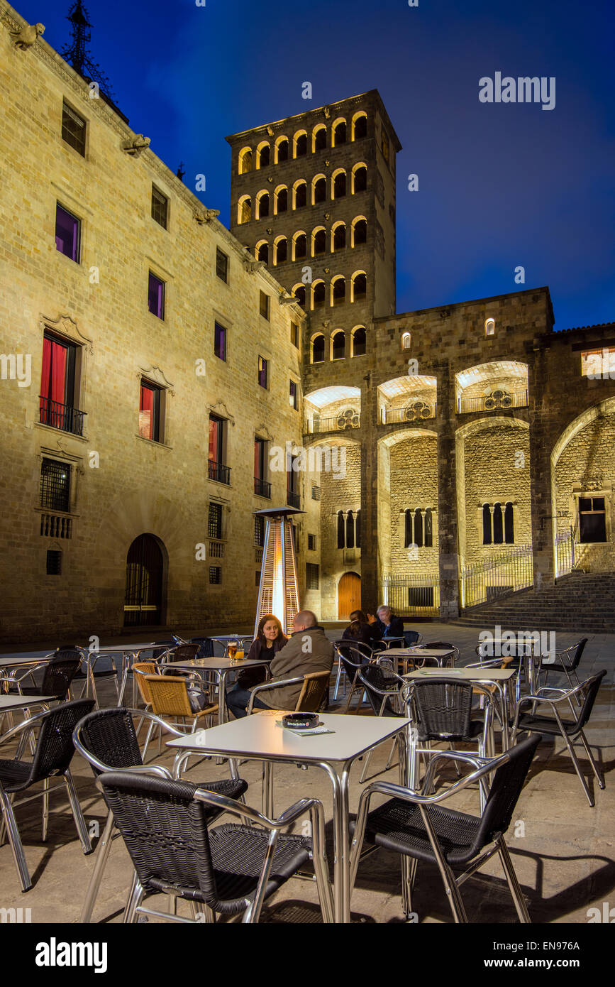 Vista notturna di Plaza del Rey o Placa del Rei con persone sedute in un cafe' all'aperto, Barcellona, in Catalogna, Spagna Foto Stock