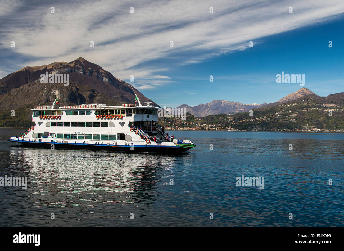 Traghetto per passeggeri con scenic paesaggio di montagna a ridosso del lago di Como, Lombardia, Italia Foto Stock