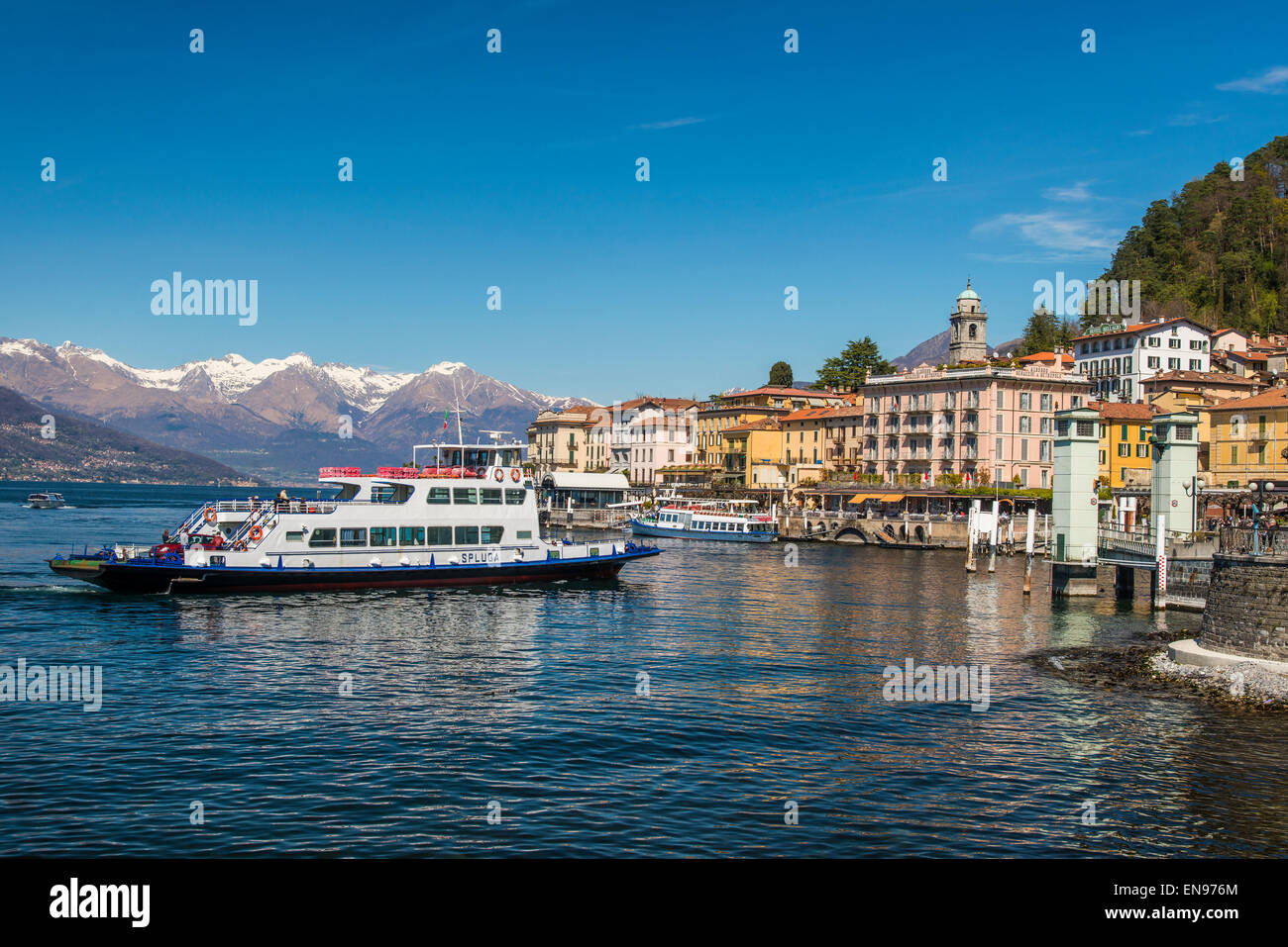 Bellagio con le Alpi innevate sullo sfondo il lago di Como, Lombardia, Italia Foto Stock