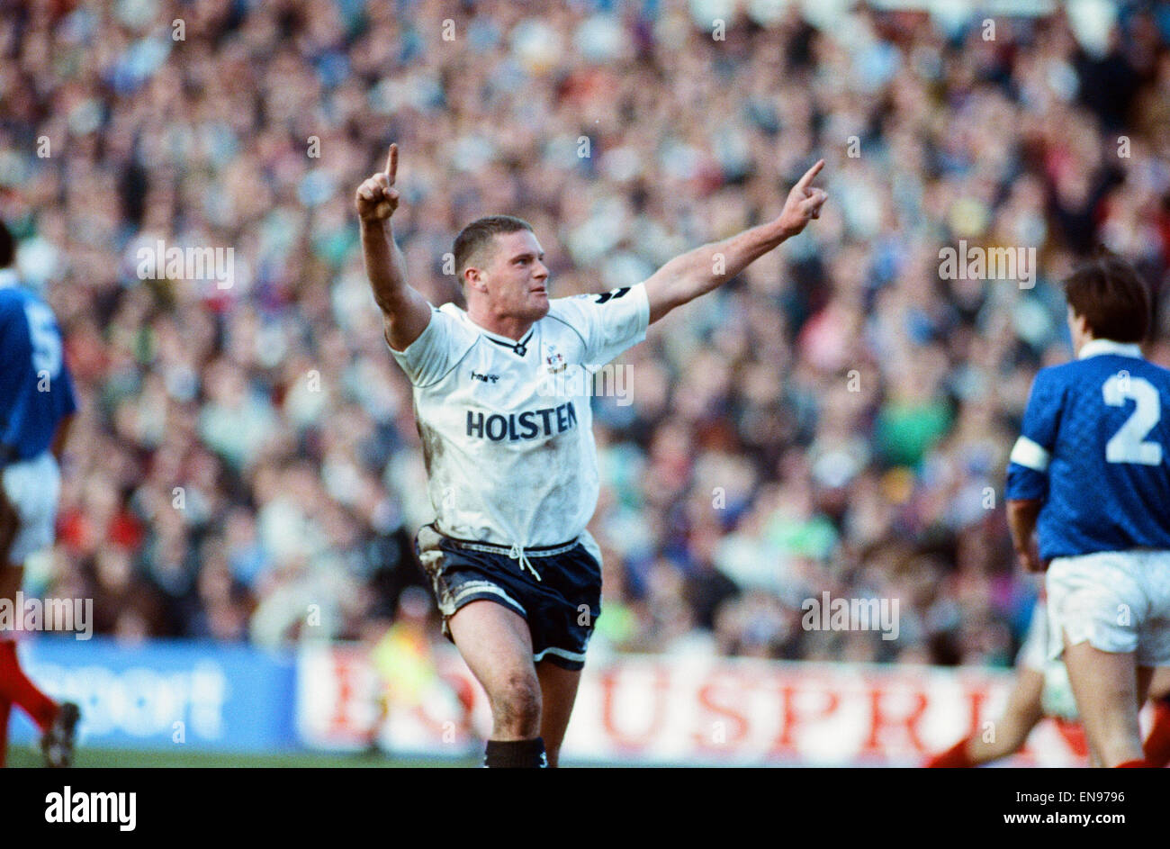 FA Cup quinto round corrispondono a Fratton Park. Portsmouth 1 v Tottenham Hostpur 2. Paul Gascoigne di speroni celebra un obiettivo. Il 16 febbraio 1991. Foto Stock