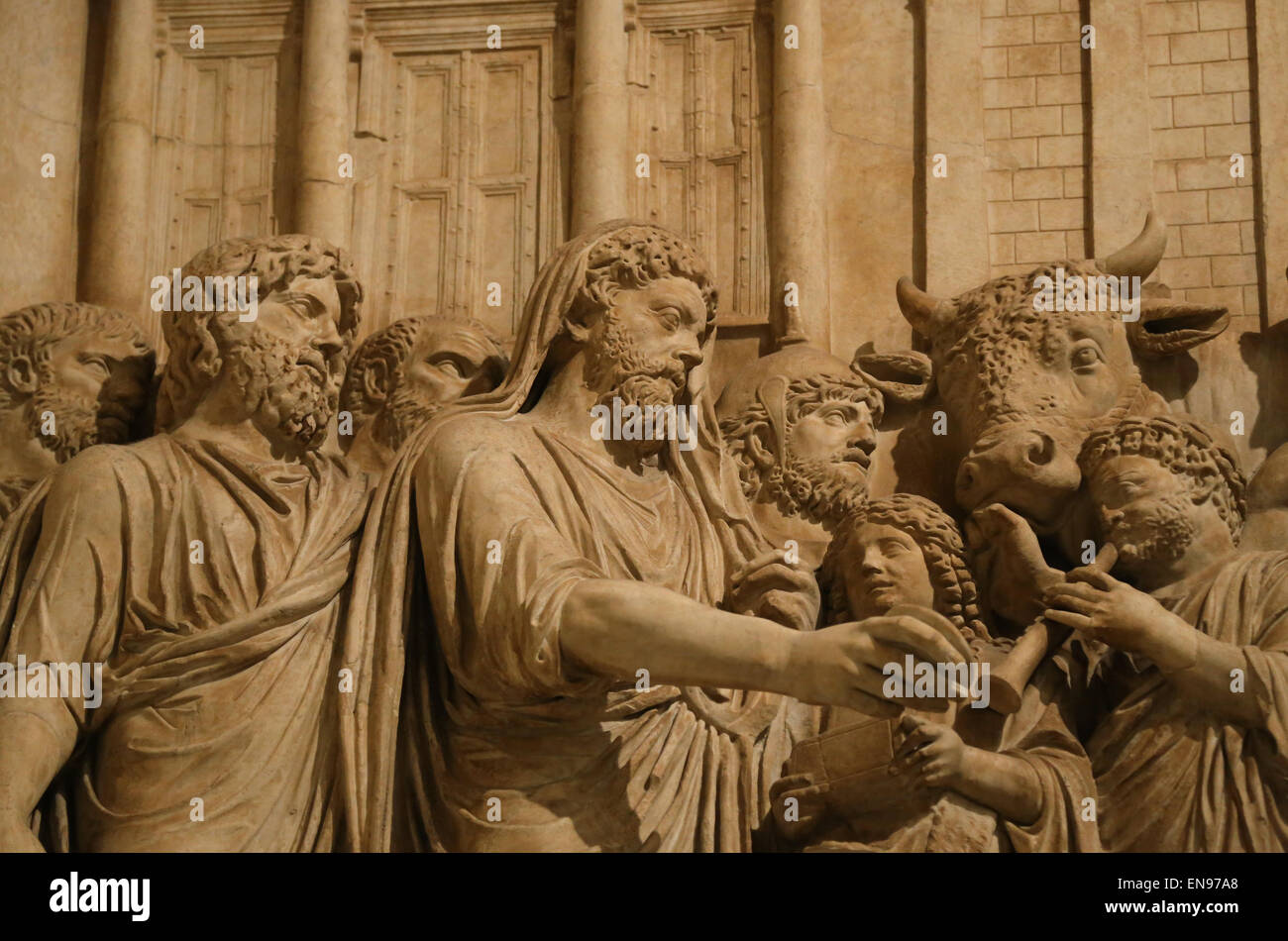 Rilievo di un monumento in onore della Divina Marco Aurelio (161-180 AD). Sacrificare prima del Tempio di Giove Capitolino. Foto Stock