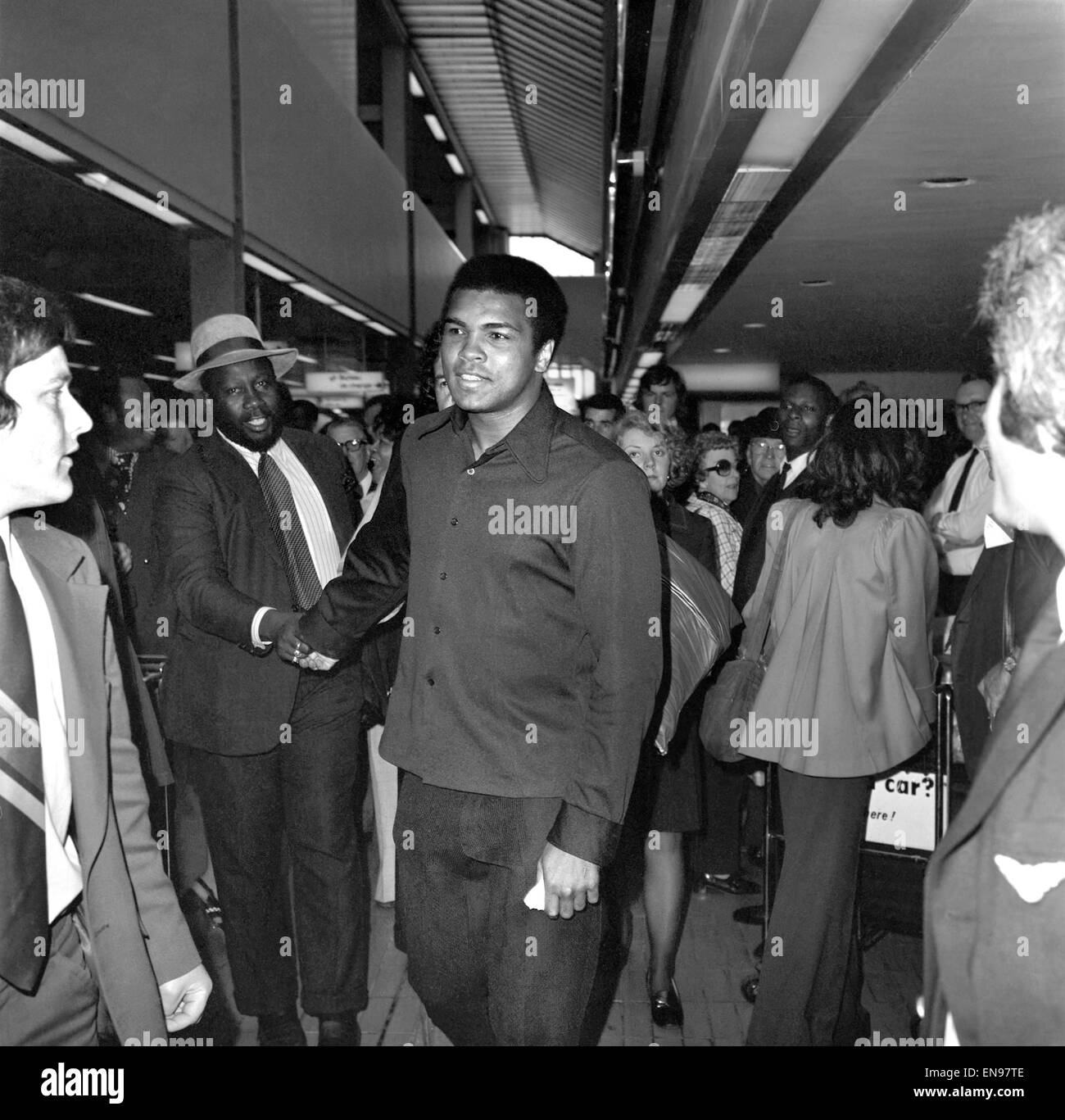 Boxer Cassio argilla. Heavyweight boxer Cassio Clay arrivati all' Aeroporto di Heathrow sulla sua strada verso lo Zaire per la sua lotta con George Foreman. Egli ha dovuto fermare a Londra per ordinare il suo passaporto, che aveva dimenticato. Cassio argilla (Muhammad Ali) a Heathrow Airpor Foto Stock