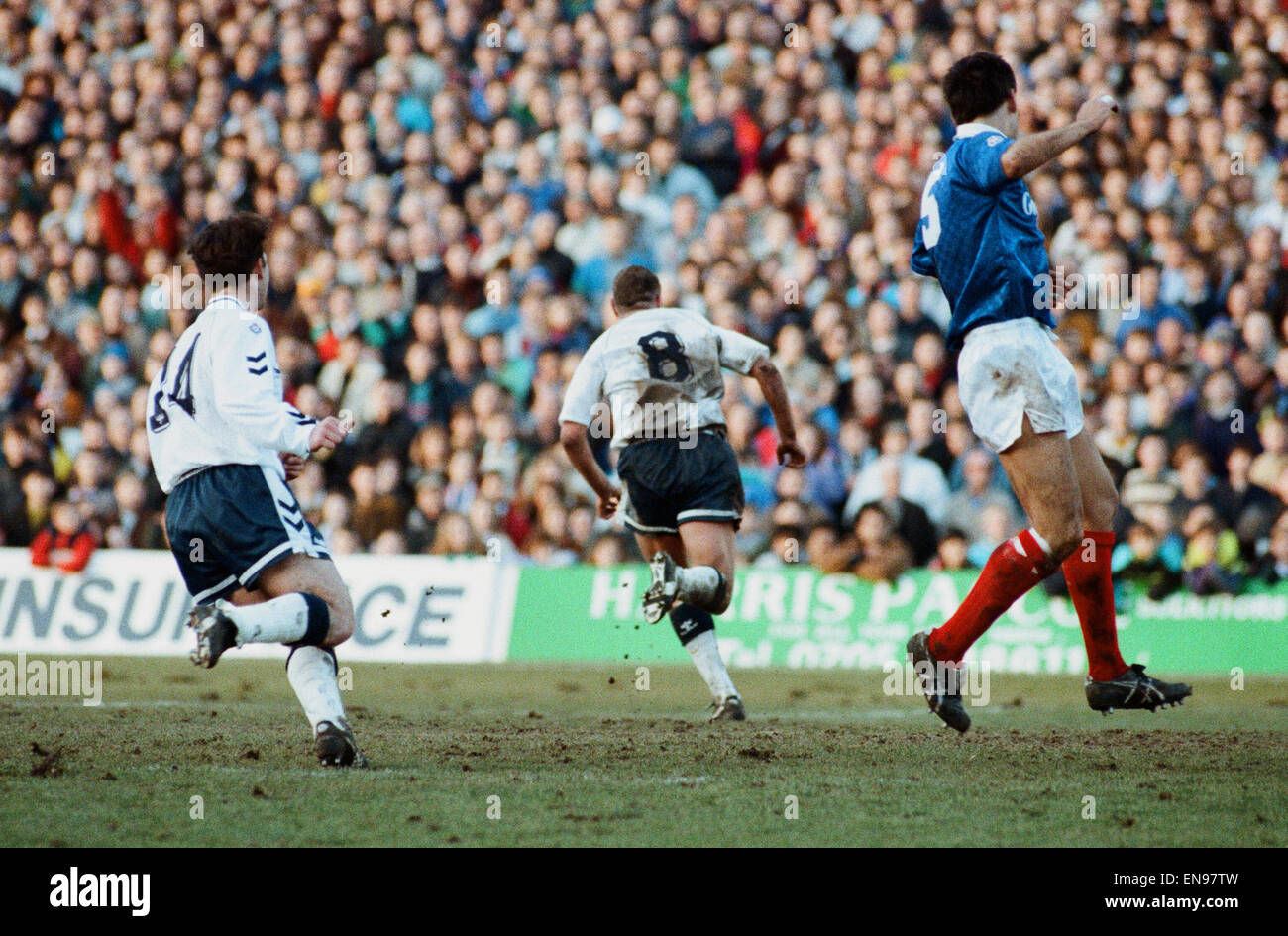 FA Cup quinto round corrispondono a Fratton Park. Portsmouth 1 v Tottenham Hostpur 2. Paul Gascoigne di speroni scappa per celebrare il raggiungimento di un obiettivo. Il 16 febbraio 1991. Foto Stock