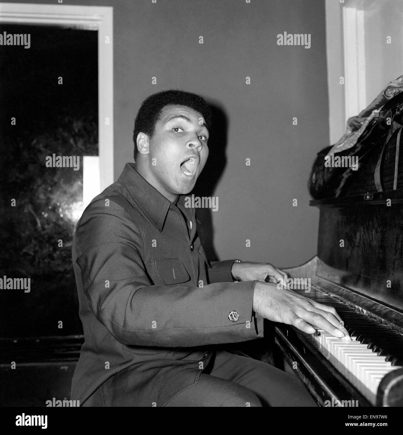 Mohammad Ali visto qui back stage presso la Royal Albert Hall Dicembre 1974 74-7166-012 Foto Stock