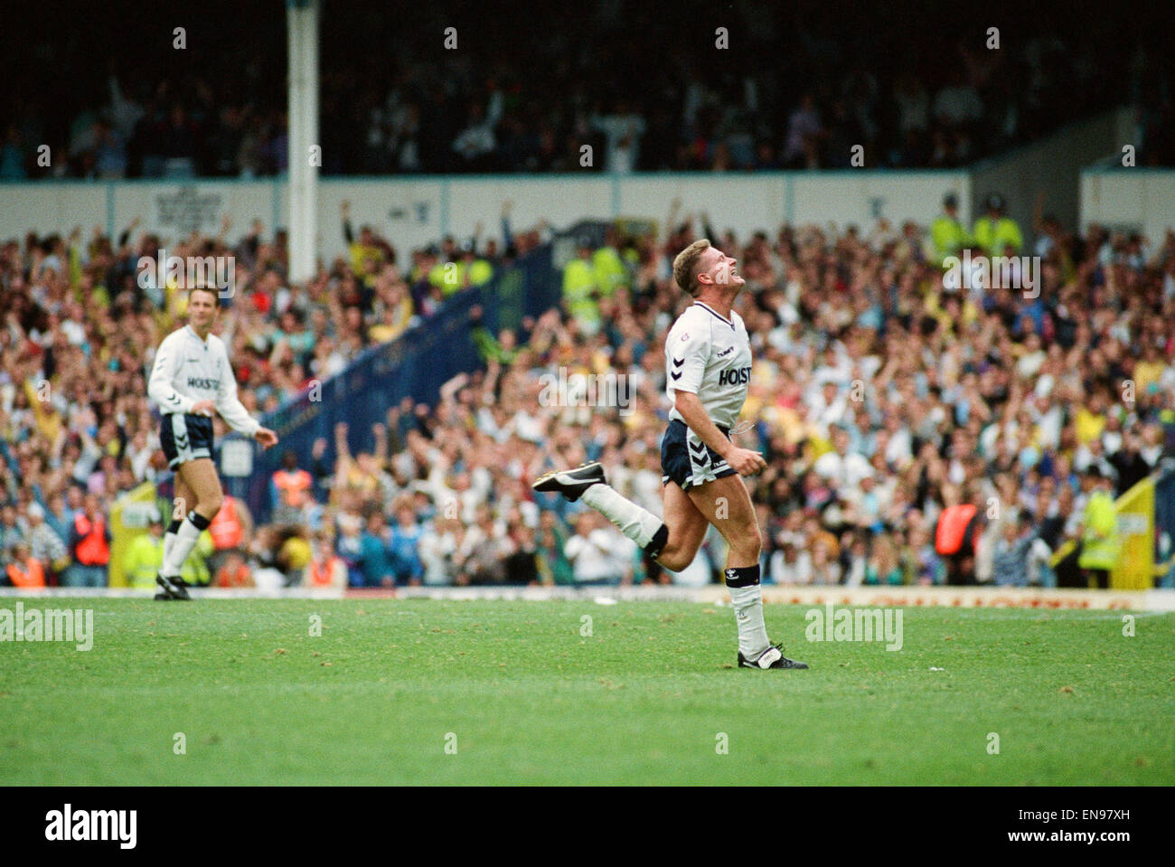 English League Division One corrispondono a White Hart Lane. Tottenham Hotspur 3 v Derby County 0. Paul Gascoigne di speroni, che ha segnato una tripletta nel match, celebra uno dei suoi tre obiettivi. 8 settembre 1990. Foto Stock