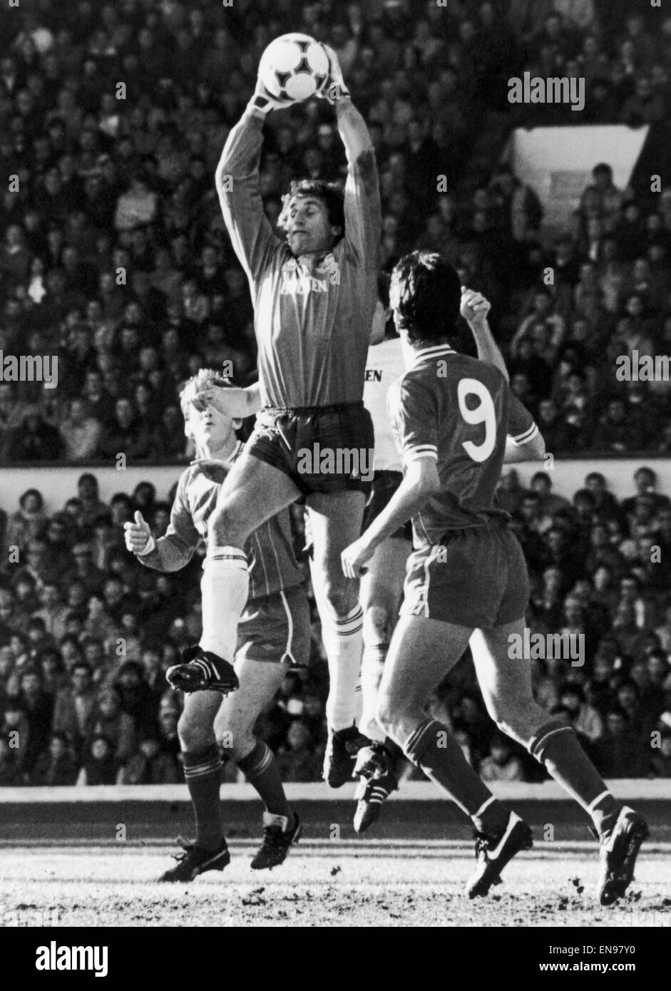 English League Division One corrispondono ad Anfield. Liverpool 0 v Tottenham Hostpur 1. Tottenham portiere Ray Clemence esce a prendere la palla durante la partita. 16 marzo 1985. Foto Stock