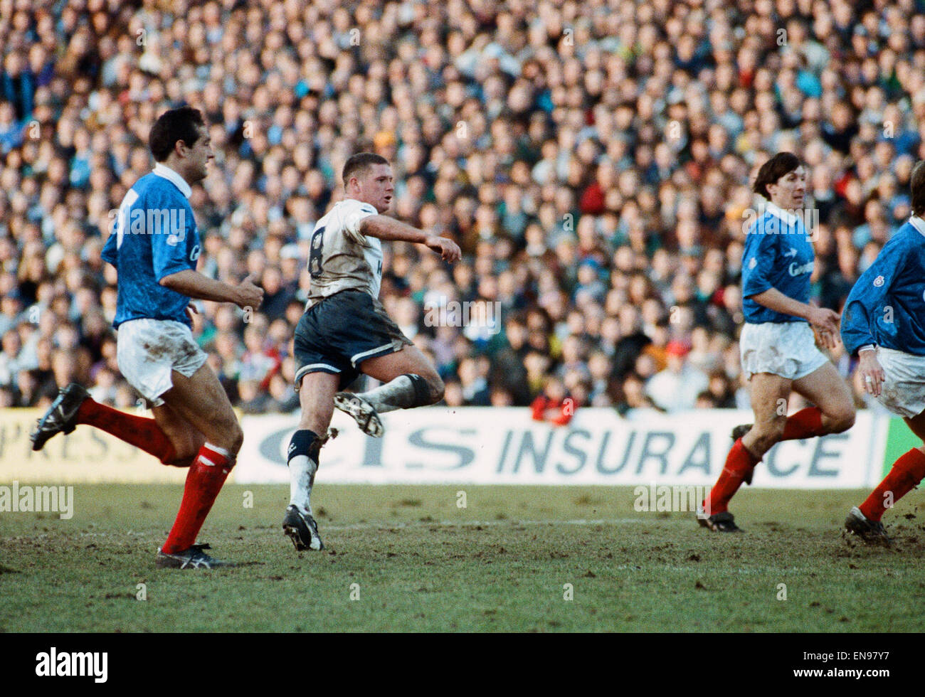 FA Cup quinto round corrispondono a Fratton Park. Portsmouth 1 v Tottenham Hostpur 2. Paul Gascoigne di speroni spara per raggiungere l'obiettivo. Il 16 febbraio 1991. Foto Stock