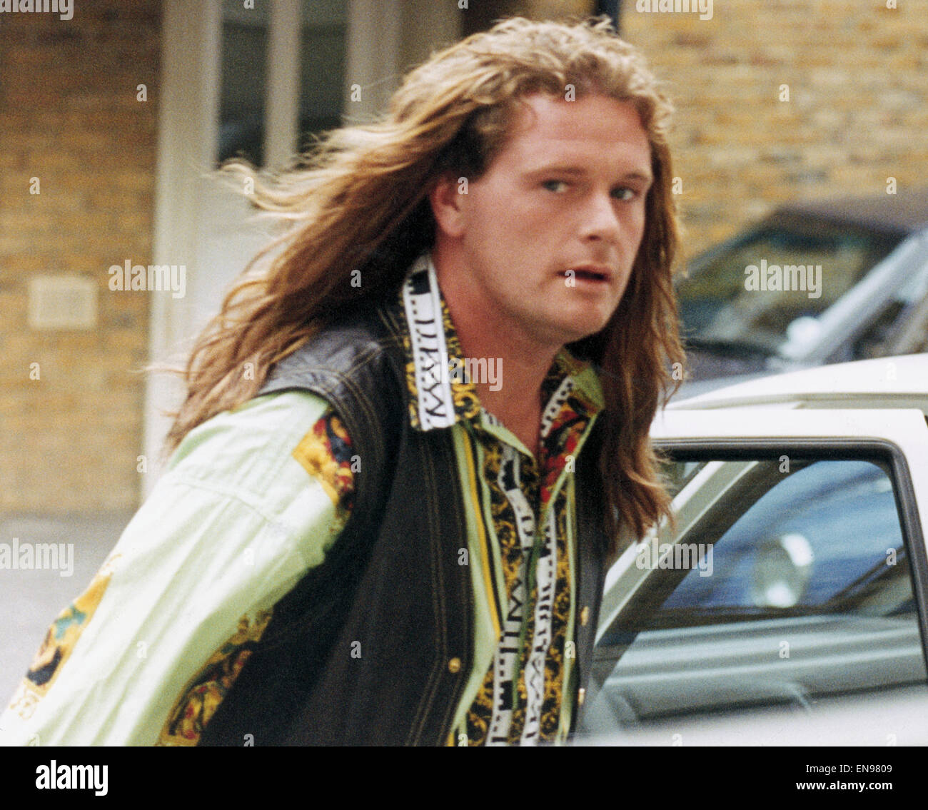Calciatore inglese Paul Gascoigne passeggiate fuori di una pinza per crimpare's salon in mostra il suo nuovo le estensioni di capelli. 8 agosto 1993. Foto Stock