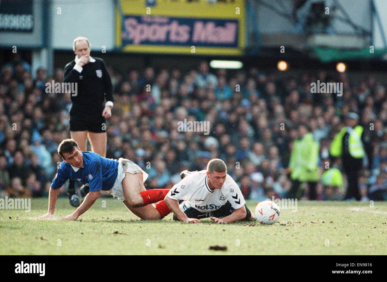 FA Cup quinto round corrispondono a Fratton Park. Portsmouth 1 v Tottenham Hostpur 2. Paul Gascoigne di ione spinge il suolo dopo una forte sfida per la sfera. Il 16 febbraio 1991. Foto Stock