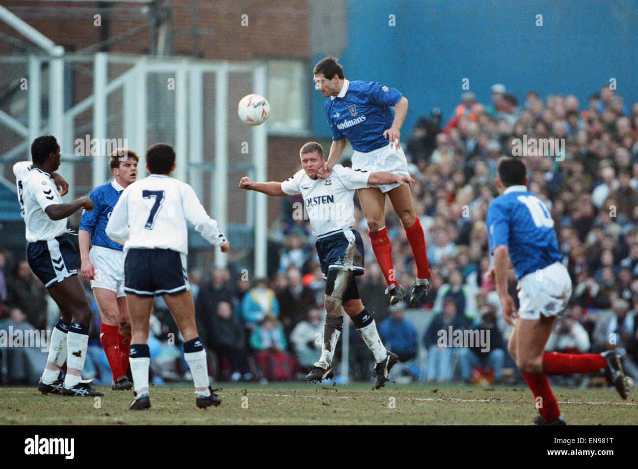 FA Cup quinto round corrispondono a Fratton Park. Portsmouth 1 v Tottenham Hostpur 2. Paul Gascoigne di speroni è outjumped per la palla. Il 16 febbraio 1991. Foto Stock