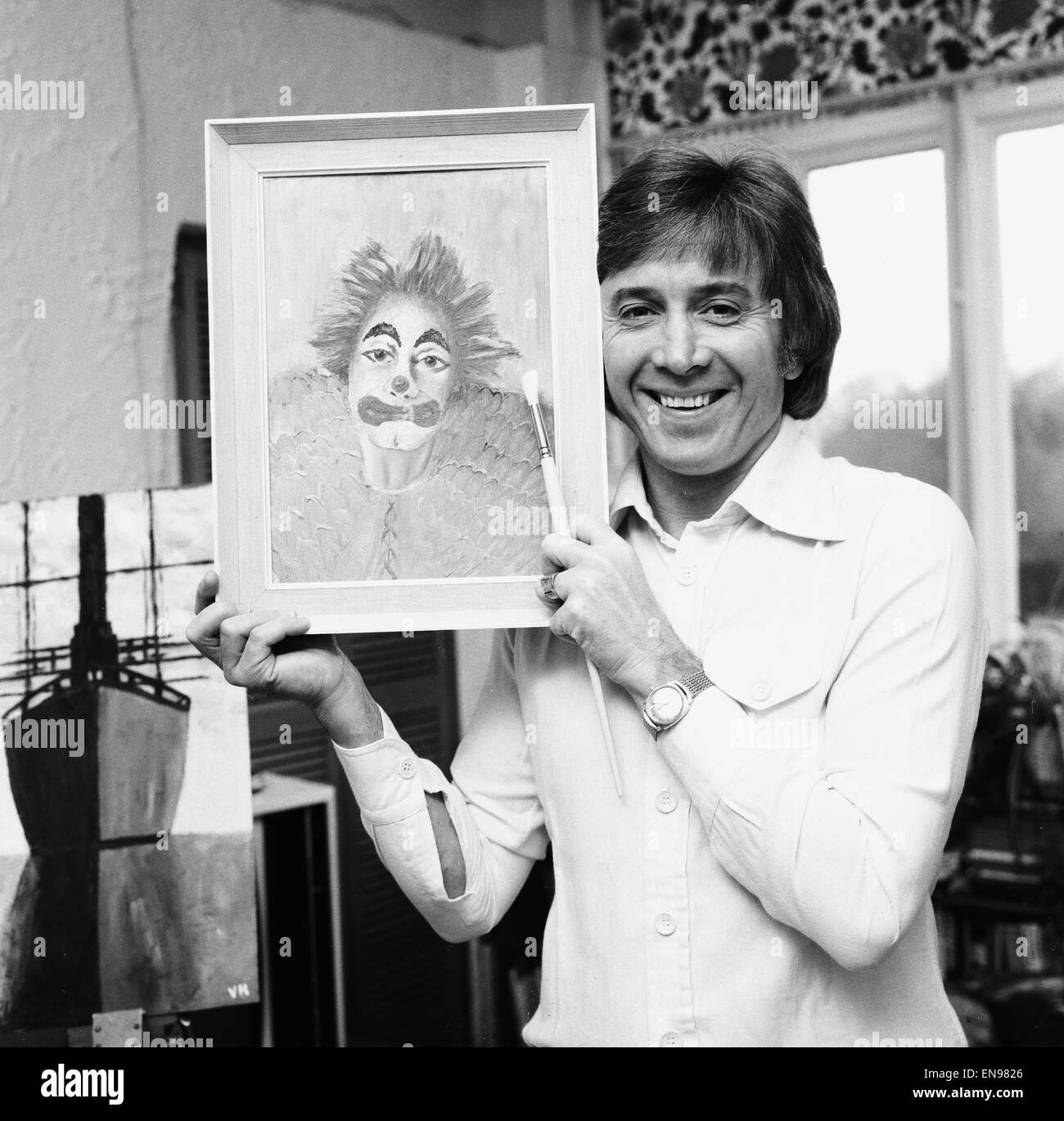 Il cantante Vince Hill trova grande relax in pittura. Uno dei suoi temi particolari sono i clown. 6 gennaio 1977 Foto Stock