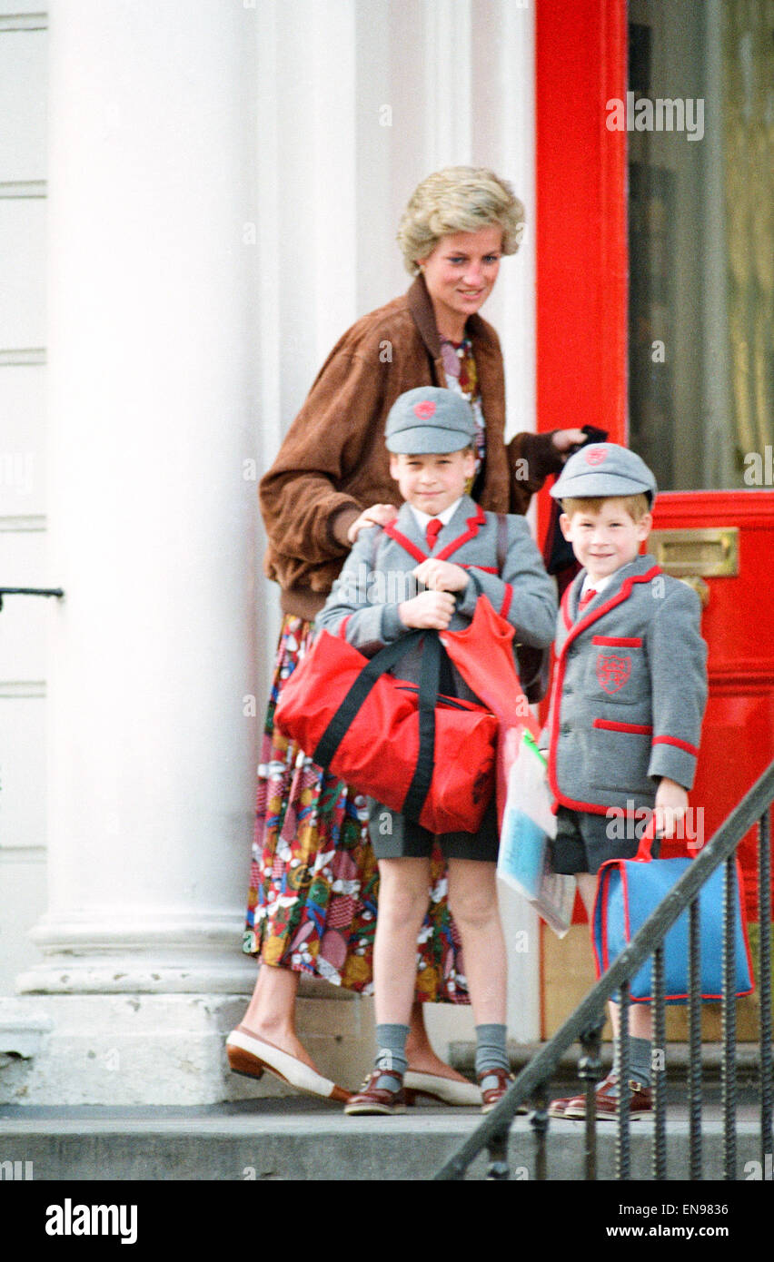 Il principe William, di età compresa tra i 7 e il principe Harry, di età compresa tra i 5, ritorno al pre-preparatorio di Wetherby scuola dopo le vacanze di Pasqua, con la loro madre la Principessa Diana, 25 aprile 1990. Foto Stock