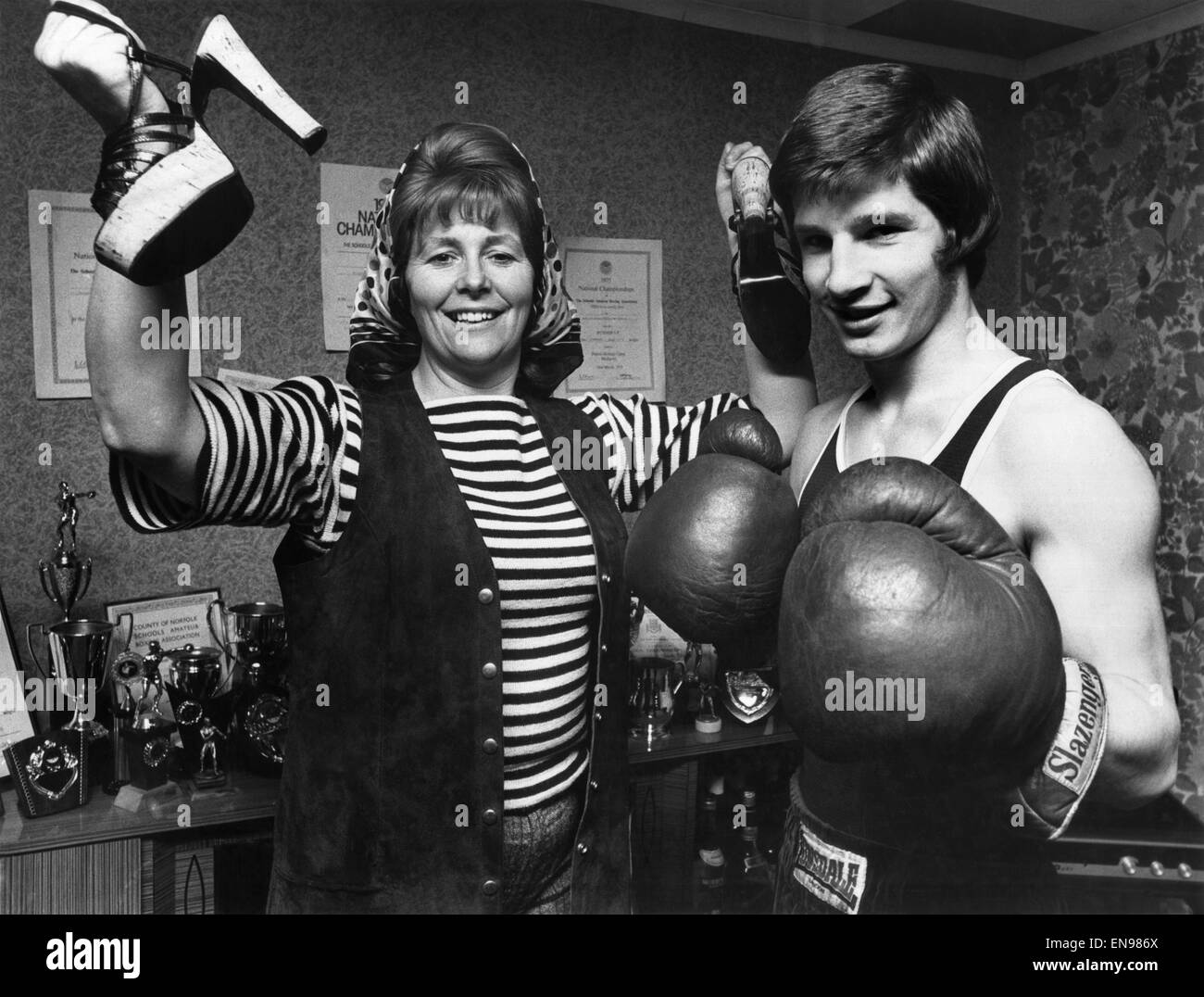 Scolaro boxer Simon Lee con sua madre Saphire Lee. Onorevole Lee è stato segnalato a scolari Amateur Boxing Association per la presunta "Lancio di se stessa con la calzatura in corrispondenza di suoi figli avversario. Aprile 1976 Foto Stock