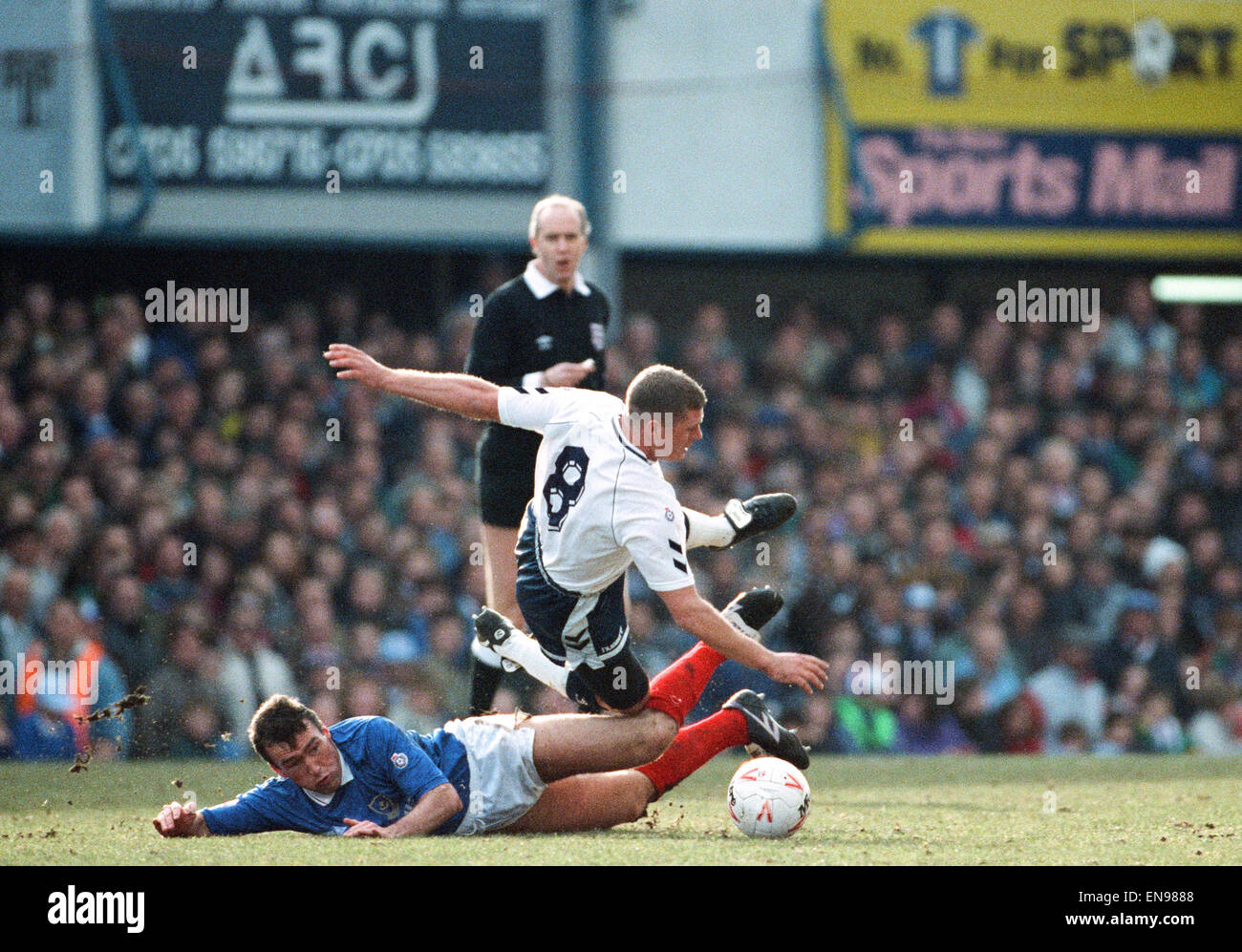 FA Cup quinto round corrispondono a Fratton Park. Portsmouth 1 v Tottenham Hostpur 2. Paul Gascoigne di speroni è contestata per la palla. Il 16 febbraio 1991. Foto Stock