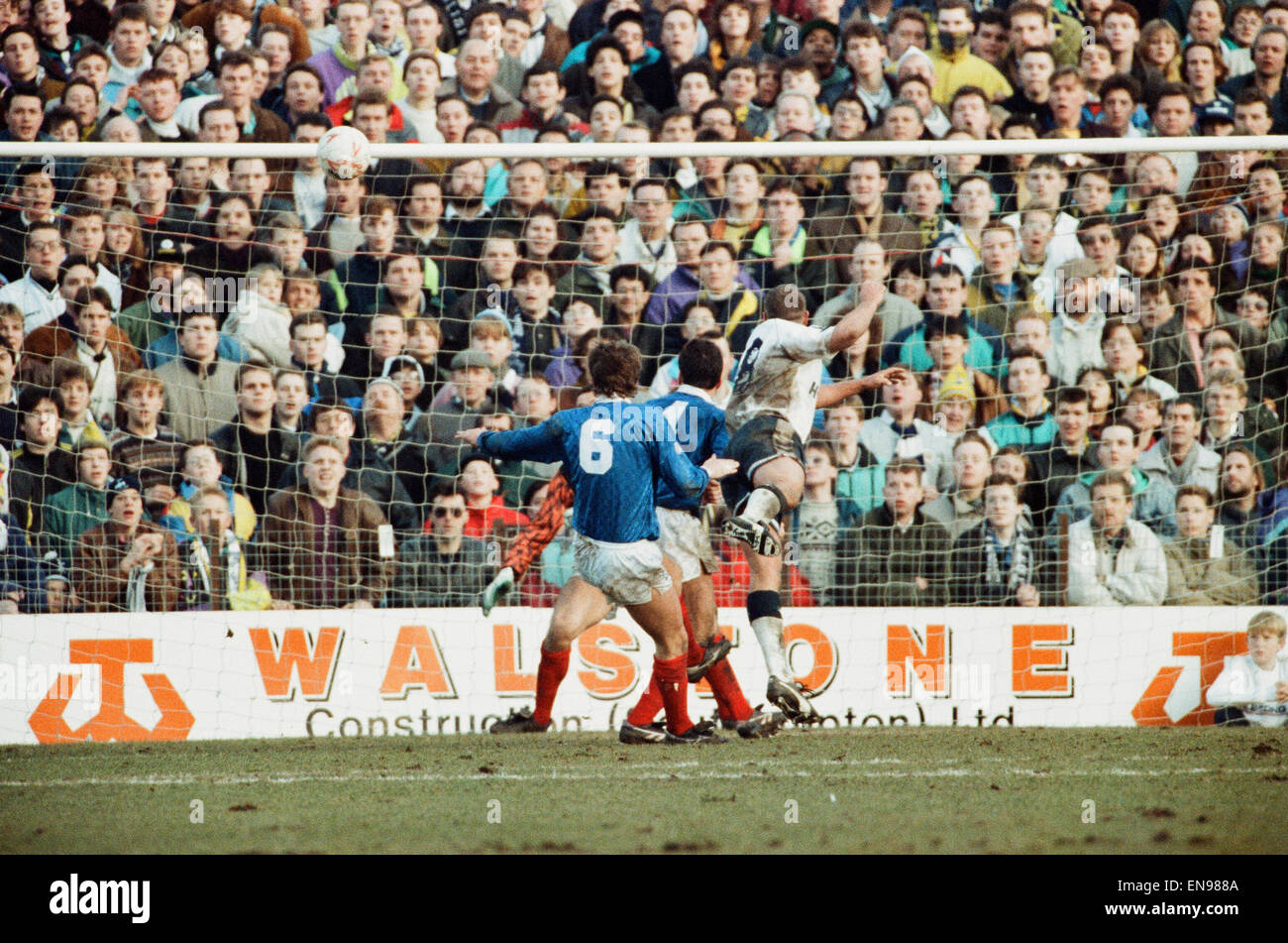 FA Cup quinto round corrispondono a Fratton Park. Portsmouth 1 v Tottenham Hostpur 2. Paul Gascoigne di speroni punteggi con un'intestazione. Il 16 febbraio 1991. Foto Stock