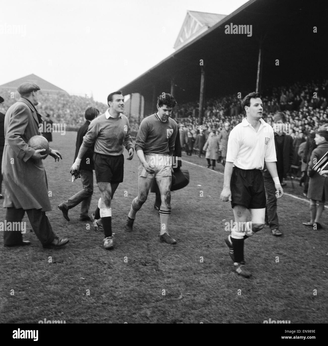 FA Cup Tie. Fulham v. Port Vale. Graham Leggatt (destra) di Fulham passeggiate off dopo la partita. 17 feb 1962. Foto Stock
