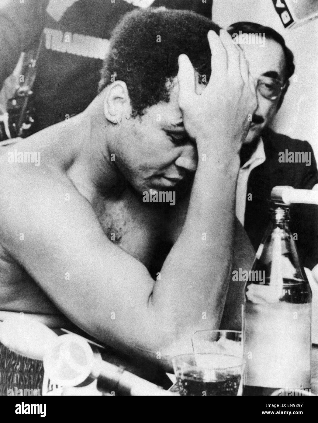 Muhammad Ali: trattenuto il suo mondo Heavyweight Boxing titolo (28-9-76). Ma era una cosa vicino come i giudici gli diede un punti di decisione su challenger Ken Norton. Ali dopo il verdetto vincente. Il 28 settembre 1976 P016485 Foto Stock