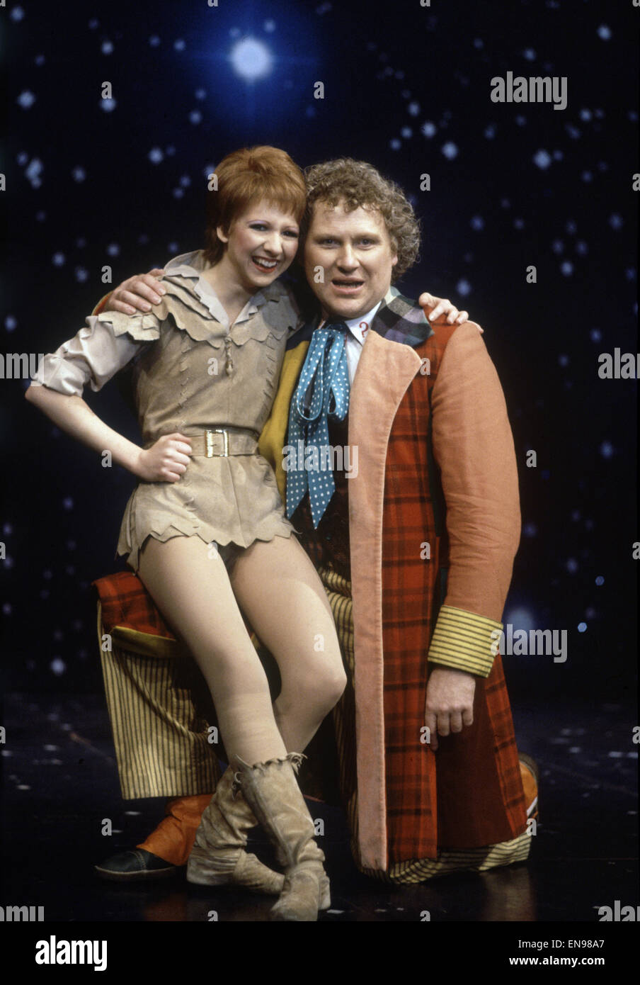 Attore Colin Baker, che interpreta il ruolo di medico che nella BBC science fiction programma, fotografati con Bonnie Langford al Teatro Aldwych, Londra dopo che era stato annunciato che ella sarebbe giocare la parte del medico il nuovo assistente Melanie, un ventunenne compute Foto Stock