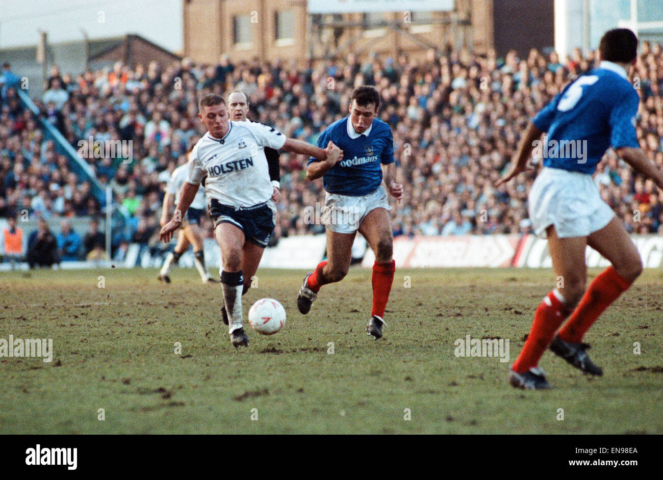 FA Cup quinto round corrispondono a Fratton Park. Portsmouth 1 v Tottenham Hostpur 2. Paul Gascoigne di speroni sulla sfera, contestata da un difensore di Portsmouth. Il 16 febbraio 1991. Foto Stock