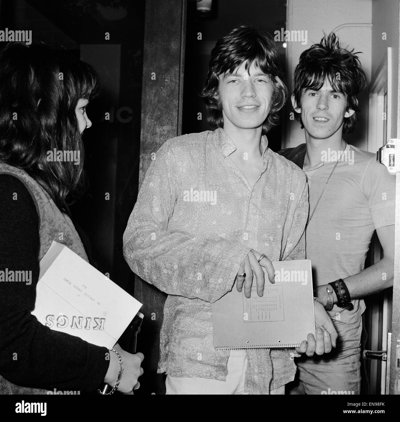 Mick Jagger e Keith Richards dei Rolling Stones at Olympic Studios di Barnes dove stavano lavorando sul loro sesto LP. 8 luglio 1967. Foto Stock