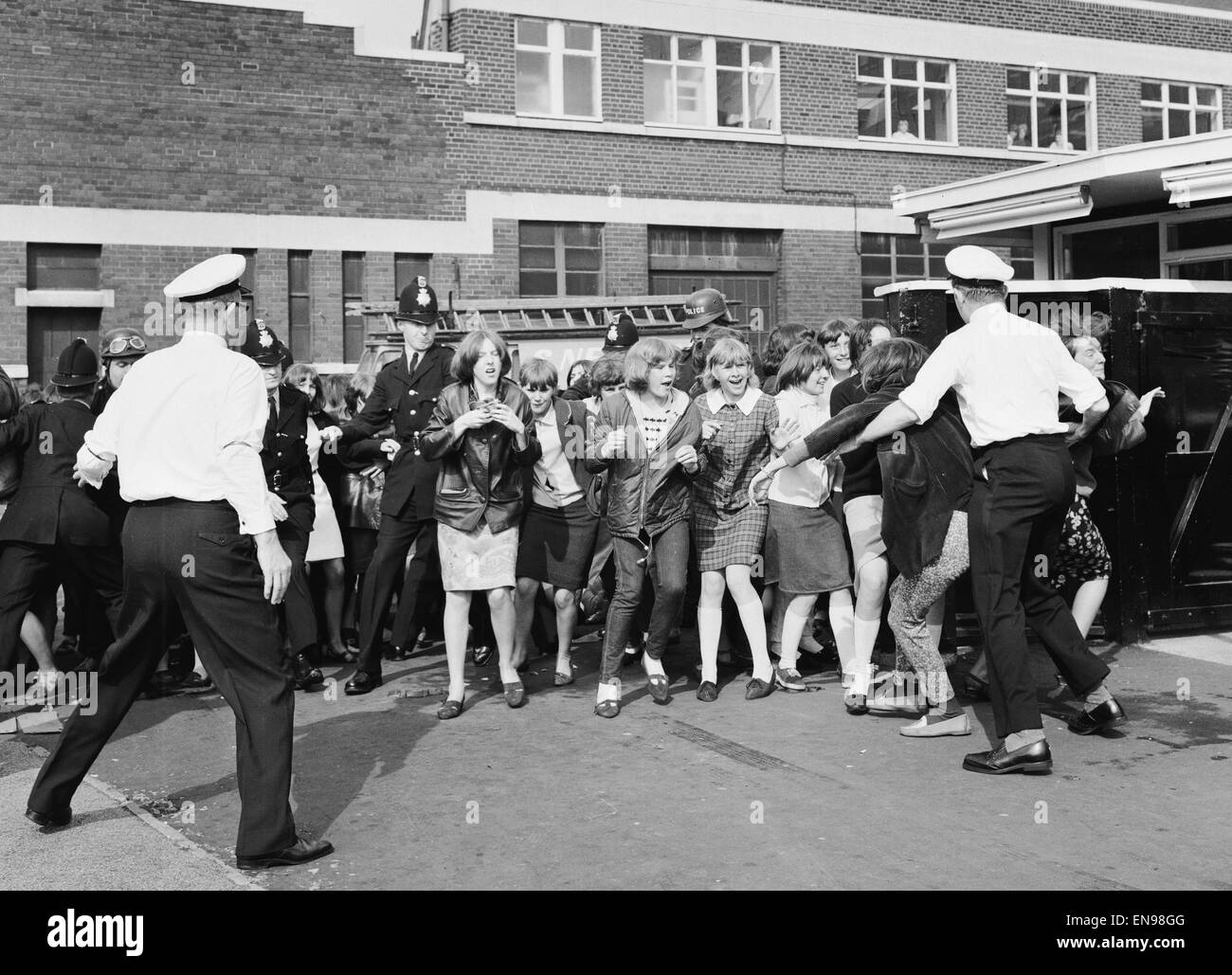 Il Rolling Stones appaiono su Granada TV "scena 18.30' 200 fan femminili rotto attraverso la barriera al di fuori del Manchester Stusios dove sono state riprese. Il 23 agosto 1965. Foto Stock