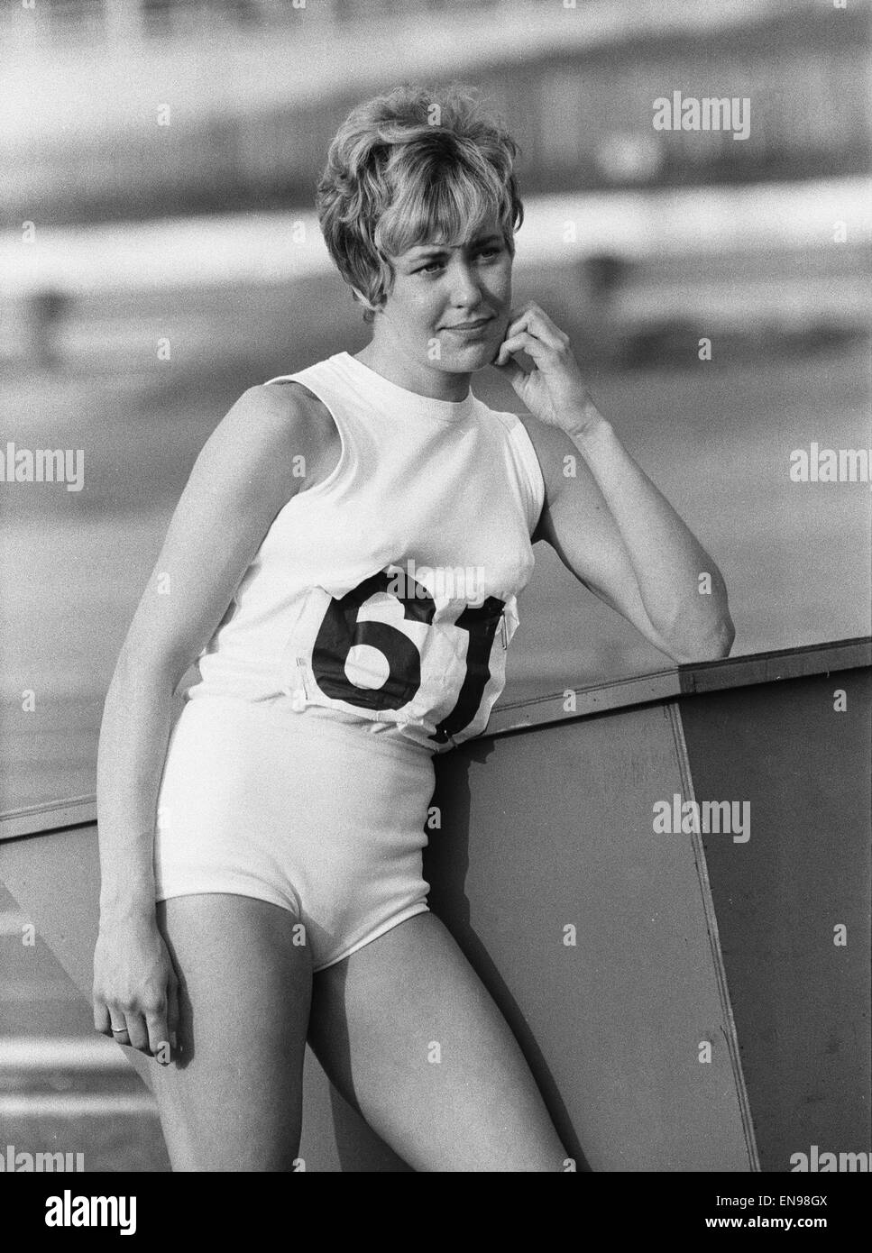 Lillian Board visto qui a Womens campionato AAA al Crystal Palace prima di competere in 800 metri. 19 Luglio 1968 Foto Stock