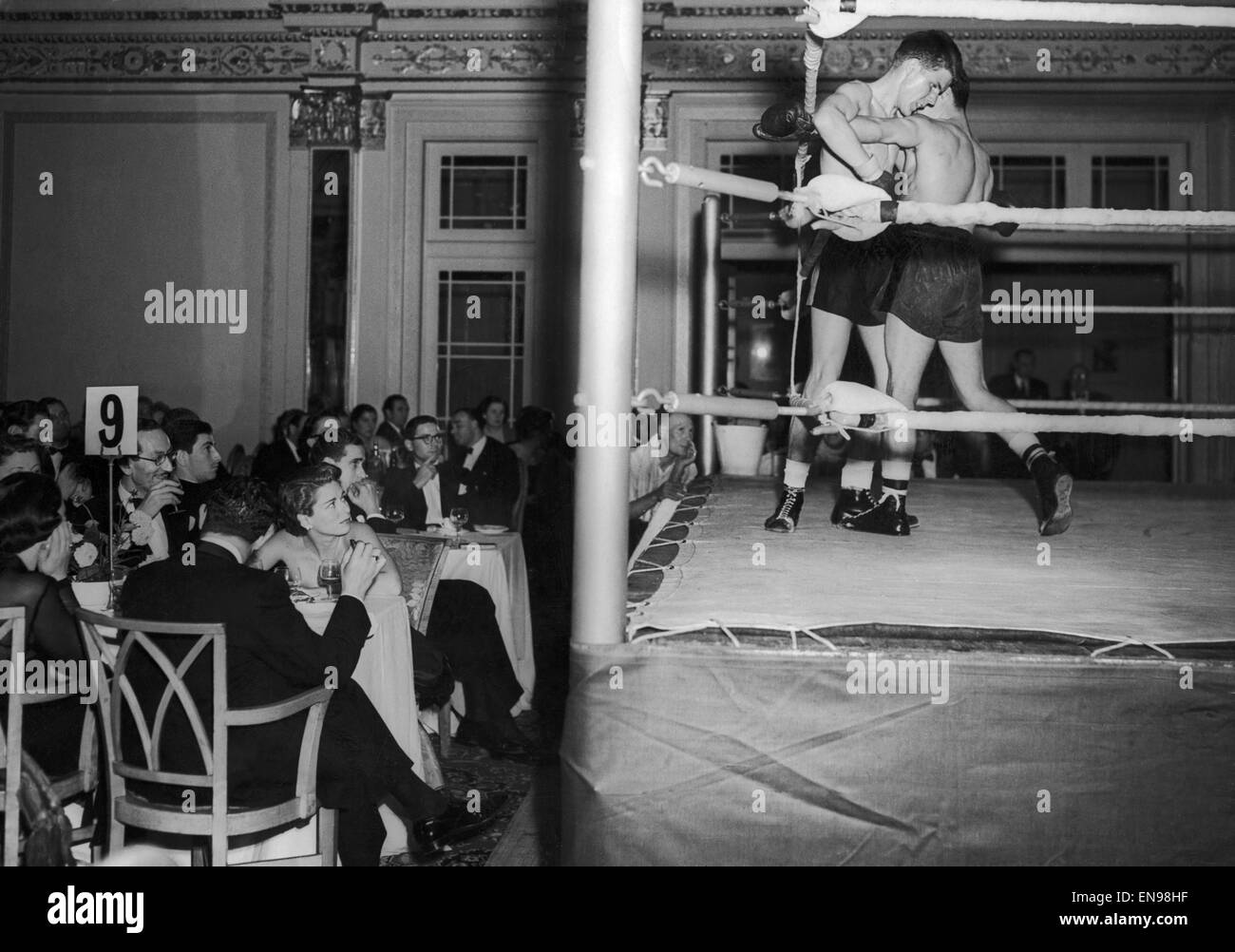 La National sporting club ladies' cena notte al Mayfair Hotel. Questa era la prima volta che le donne sono state presenti presso il club di cene per 60 anni. Sette round di pugilato ha avuto luogo nella sala da ballo. Il 24 settembre 1951. Foto Stock