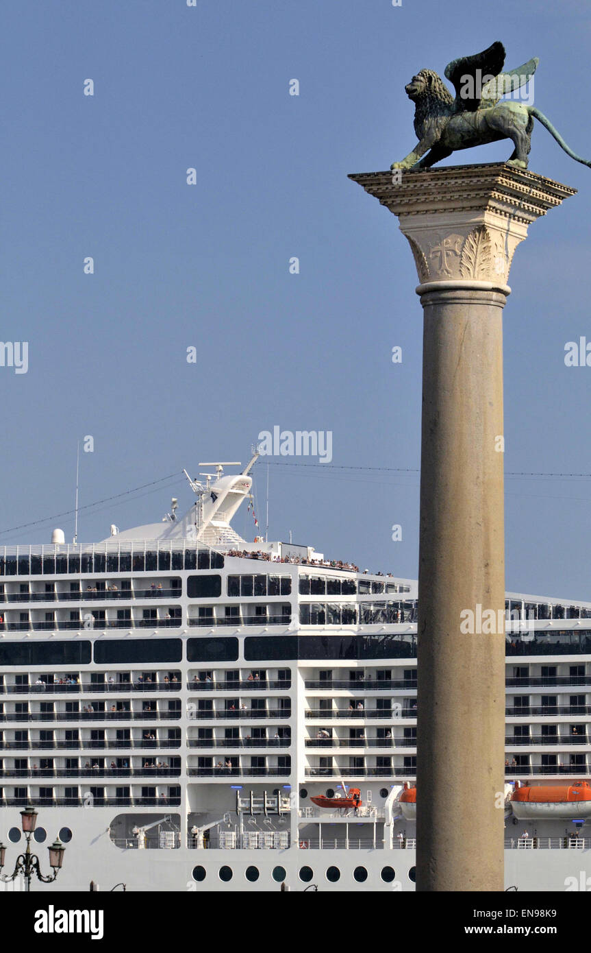 La nave di crociera e la colonna con la statua del leone alato, simbolo di San Marco, la Piazzetta di San Marco, Venezia, Veneto, Italia Foto Stock