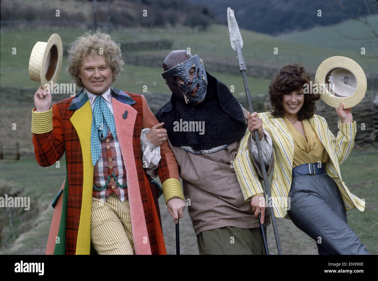 Attore Colin Baker, che interpreta il ruolo di medico che nella BBC science fiction programma, fotografato con il suo assistente Nicola Bryant che gioca Perpugilliam 'Peri' Brown durante le riprese a Butser Antica Fattoria Progetto, Butser Hill, Hampshire per la storia la Mysteri Foto Stock