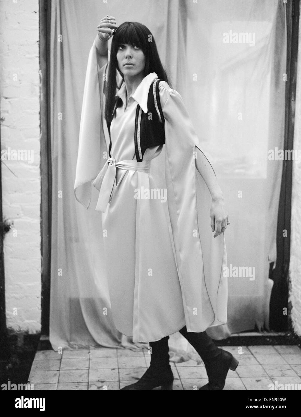 Il Suki Poitier, fidanzata Brian Jones dei Rolling Stones la modellazione di 'Malwyn', un vestito da designer Ossie Clark. 18 gennaio 1968. Foto Stock