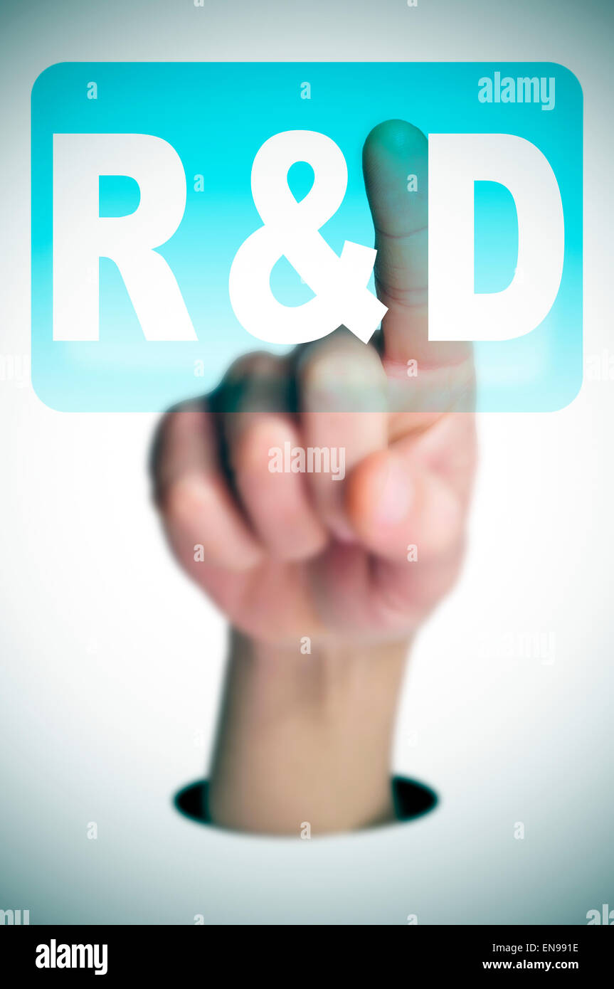 Un uomo dito facendo clic su un pulsante con la parola R e D scritto in esso su uno schermo trasparente Foto Stock