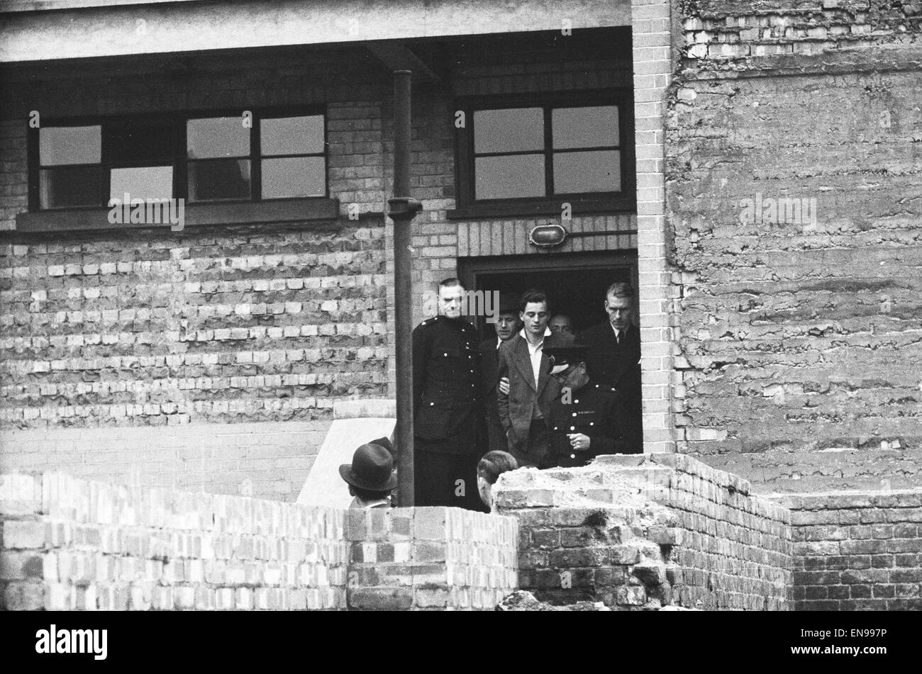 Uno dei tre uomini caricato con l'assassinio di Alec d'Antiquis essendo portato da Tottenham Court Road stazione di polizia reputata da Charles Henry Jenkins . 21 Maggio 1947 a 2pm lunedì 28 aprile 1947 tre banditi mascherati scoppiò in Jay gioiellerie Cha Foto Stock