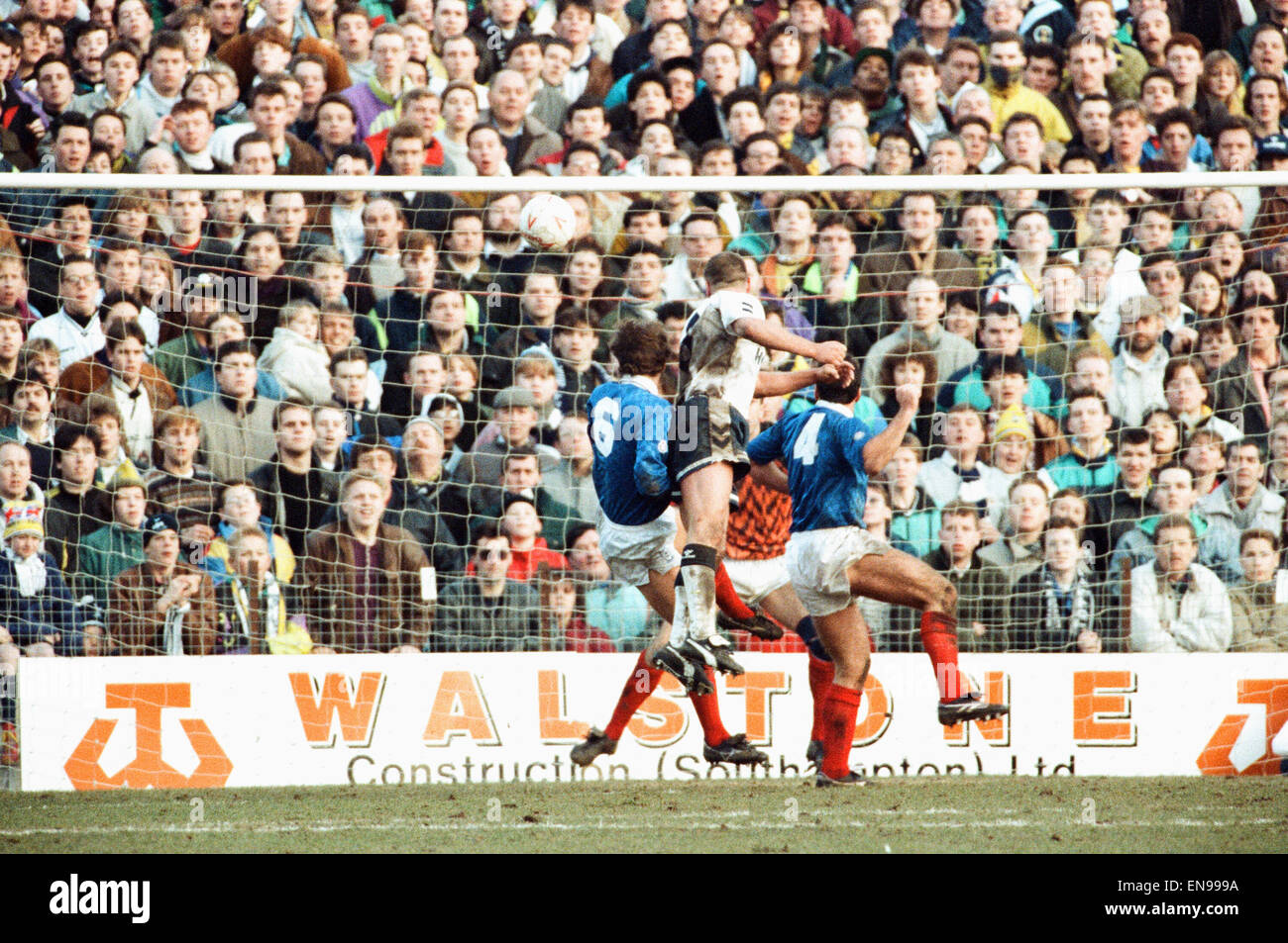 FA Cup quinto round corrispondono a Fratton Park. Portsmouth 1 v Tottenham Hostpur 2. Paul Gascoigne di speroni punteggi con un'intestazione. Il 16 febbraio 1991. Foto Stock