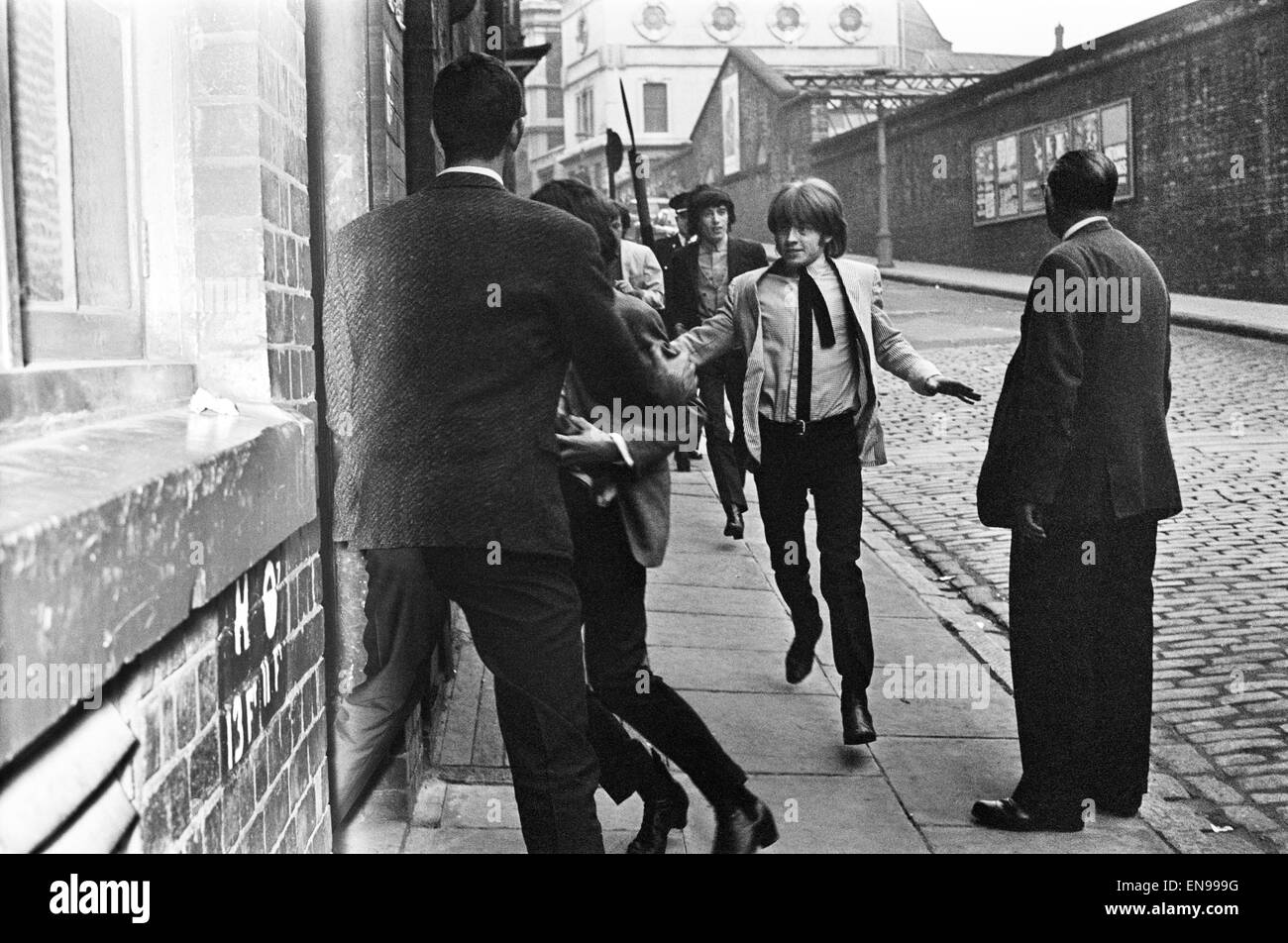 Il Rolling Stones fa un trattino per lo stadio porta mentre la polizia mantenere le ventole alla baia. Foto Stock