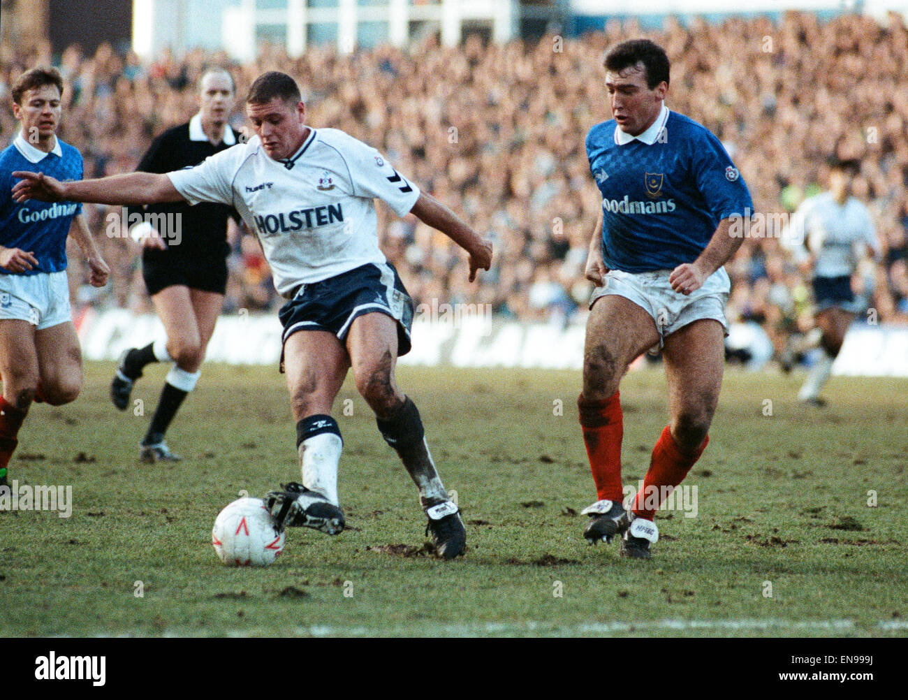 FA Cup quinto round corrispondono a Fratton Park. Portsmouth 1 v Tottenham Hostpur 2. Paul Gascoigne di speroni sulla sfera. Il 16 febbraio 1991. Foto Stock