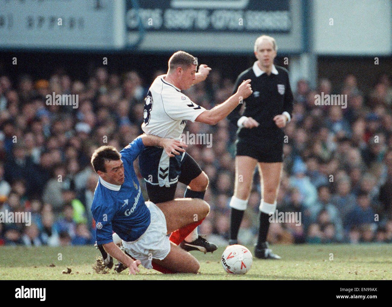 FA Cup quinto round corrispondono a Fratton Park. Portsmouth 1 v Tottenham Hostpur 2. Paul Gascoigne di speroni è contestata per la palla. Il 16 febbraio 1991. Foto Stock